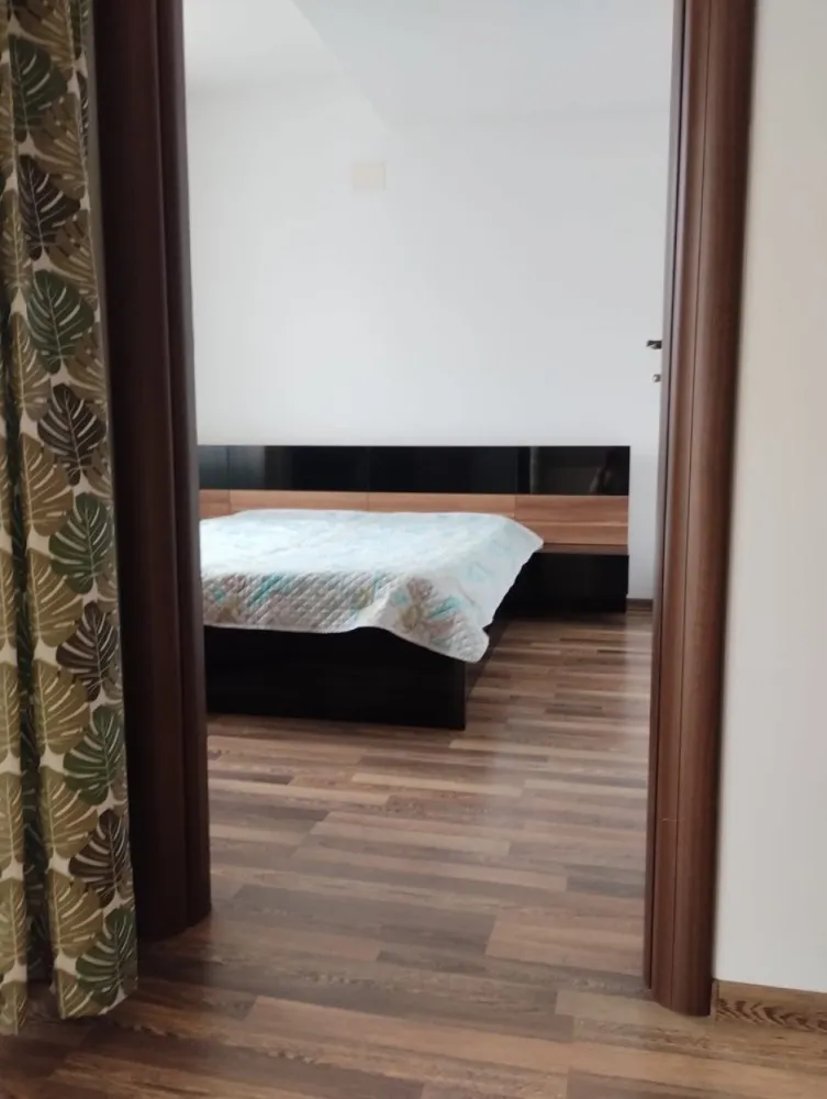 Ag BRASADAS închiriază ap 2 cam Etaj2/3 din 2010 sup. 65mp - Agenția BRASADAS închiriază apartament cu doua camere în sectorul 6, la 5 minute de statia de metrou LUJERULUI, 5 minute pana la Mall Plazza, situat la etajul 2/3 cu suprafata utila de 65mp.
Apartamentul a fost construit în anul 2010, are bucataria inchisa, balconul deschis si geam la baie.
Nu se accepta animale de companie, studenți și fumatul în apartament.