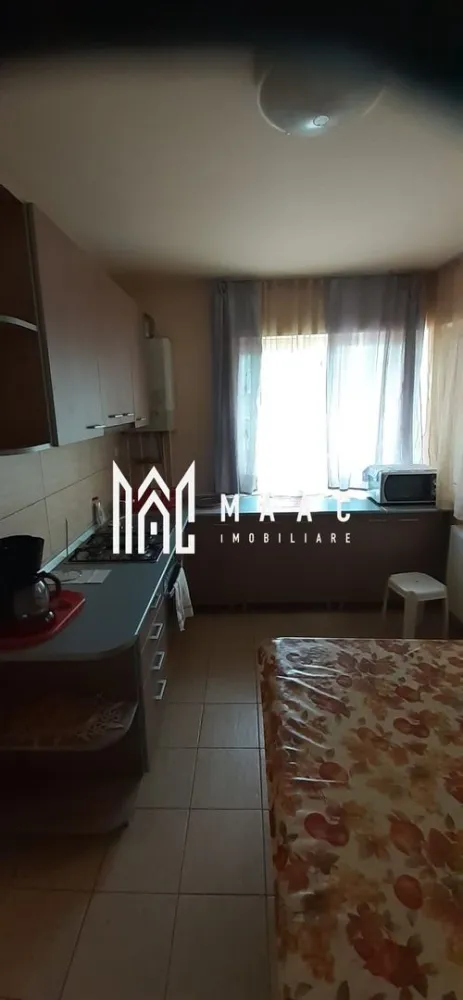 Apartament 3 camere I 76 mp I 2 balcoane I 2 bai I Parcare - Maac Imobiliare ofera spre vanzare un apartament cu 3 camere, 2 dormitoare ,2 balcoane ,2 bai , Selimbar

Imobilul este amplasat la parter cu o suprafață utilă de 76 mp.

Caracteristici: blocul este izolat termic cu o eficienta energetica sporita pe timp de iarna. 
Acoperis din tigla.

Compartimentare: 2 dormitoare, living, bucătărie, 2 balcoane, 2 bai cu geam de aerisire.

Spatiu sumplimentar pentru depozitare debara/camara.
Cele 2 balcoane ofera un plus de confort.

Incalzire se face prin calorifere cu centrala proprie.

Loc de parcare inclus.
Zona cu acces facil spre magazine, transport, etc.

Anul finalizarii constructiei 2010.
Apartamentul este mobilat si utilat, pregatit pentru mutare sau investitie.

Pentru mai multe detalii vă rugăm sa ne contactați, specificand ID: CP2787419