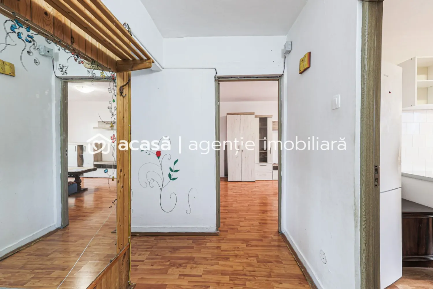 Spațiu, lumină și potențial: Apartamentul tău în Aradul Nou - Există proprietăți care te cuceresc prin compartimentarea lor generoasă, oferindu-ți libertatea de a organiza fiecare cameră exact așa cum ai visat. În inima cartierului Aradul Nou, vă propunem un apartament decomandat cu 3 camere, situat la ultimul etaj, unde liniștea și absența vecinilor de deasupra sunt principalele avantaje.

Fiind complet decomandat, apartamentul oferă intimitate fiecărui membru al familiei. Cele două băi sunt un beneficiu esențial, eliminând aglomerația matinală, iar cele două balcoane deschise invită lumina naturală în interior.

Blocul beneficiază de un acoperiș reabilitat integral în urmă cu 5 ani, oferindu-vă confortul psihic necesar în privința integrității etajului superior.

Bucătăria este completată de o zonă de depozitare extrem de utilă, un detaliu practic care ajută la menținerea ordinii în întreaga casă.

Încălzirea este asigurată prin sistemul centralizat (CET), punctul termic fiind situat chiar în curtea interioară a blocului, ceea ce asigură un randament termic optim.

Situat la etajul 4, apartamentul este o pânză albă ce așteaptă să fie personalizată. Este alegerea strategică pentru cineva care dorește să investească într-o zonă cu acces facil către punctele de interes ale orașului, dar ferită de zgomotul arterelor principale.

📍 Zona: Aradul Nou
📐 Suprafață: 97 mp construiți conform CF
🛋️ Configurație: 3 camere, 2 băi, 2 balcoane
💰 Preț: 62.000 €
🤝 Comision 0% pentru cumpărător

Pentru detalii și programarea unei vizionări:
Jasmina Uglesits - 0740814770 Consultant imobiliar - Agenția ACASĂ Arad

Nu dispui de toată suma? Te ajutăm noi gratuit! Îți obținem oferte de la 16 bănci.

Ai o proprietate de vânzare în Arad și vrei să știi cât valorează cu adevărat?
Sună-mă pentru o evaluare gratuită, fără obligații.

Birou: ACASĂ | Agenție imobiliară Arad
Bulevardul Decebal 2, Arad 310133