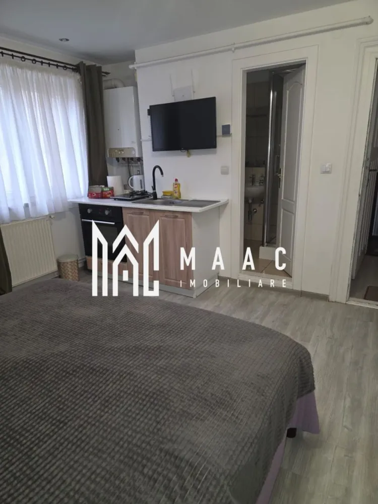 Garsoniera | 25 MP | Grădină | Pivniță | Central - Maac Imobiliare vă propune spre închiriere o garsonieră modernă situată într-un imobil liniștit, cu un mare avantaj: este singura locuință de pe palier, oferind un plus de intimitate și confort. Proprietatea este ideală pentru o persoană sau un cuplu care își dorește un spațiu bine organizat, într-o atmosferă calmă și plăcută. Garsoniera este complet mobilată și utilată, amenajată cu bun gust și atenție la detalii, astfel încât să ofere un ambient armonios și funcțional. Dispune de internet prin fibră optică și TV Smart, fiind pregătită pentru mutare imediată, fără alte investiții suplimentare. Un alt atu important îl reprezintă accesul la grădina comună, precum și existența unei pivnițe și a unei cămări proprii, situate la parter – spații ideale pentru depozitare și un plus de confort în viața de zi cu zi. Condiții de închiriere: Se percepe garanție în cuantumul unei chirii lunare. Pentru mai multe detalii și programarea unei vizionări, contactați Maac Imobiliare, specificând ID: CP2854961 }}