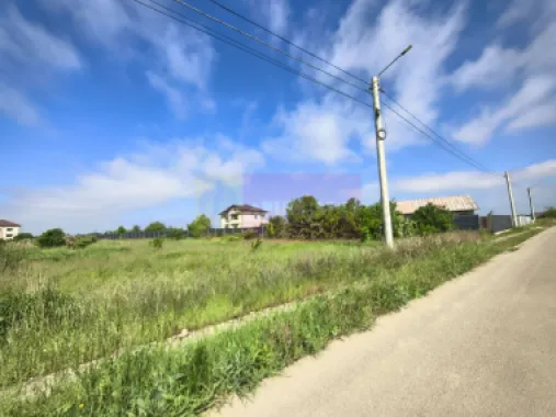 Teren ușor accesibil pentru casă la asfalt cu utilități