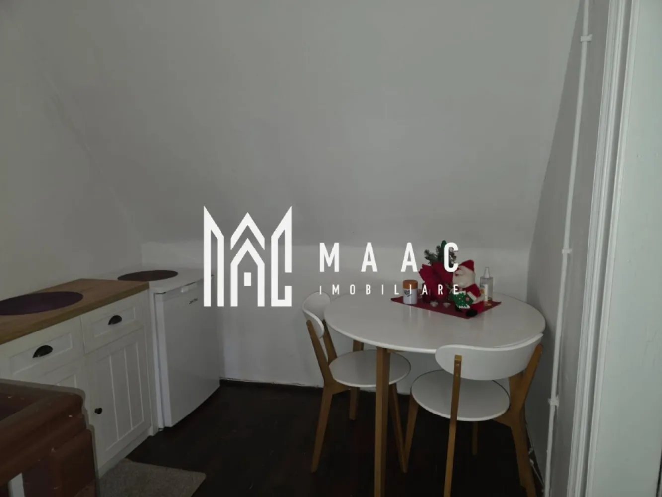 Garsoniera | 25 MP | Grădină | Pivniță | Central - Maac Imobiliare vă propune spre închiriere o garsonieră modernă situată într-un imobil liniștit, cu un mare avantaj: este singura locuință de pe palier, oferind un plus de intimitate și confort. Proprietatea este ideală pentru o persoană sau un cuplu care își dorește un spațiu bine organizat, într-o atmosferă calmă și plăcută. Garsoniera este complet mobilată și utilată, amenajată cu bun gust și atenție la detalii, astfel încât să ofere un ambient armonios și funcțional. Dispune de internet prin fibră optică și TV Smart, fiind pregătită pentru mutare imediată, fără alte investiții suplimentare. Un alt atu important îl reprezintă accesul la grădina comună, precum și existența unei pivnițe și a unei cămări proprii, situate la parter – spații ideale pentru depozitare și un plus de confort în viața de zi cu zi. Condiții de închiriere: Se percepe garanție în cuantumul unei chirii lunare. Pentru mai multe detalii și programarea unei vizionări, contactați Maac Imobiliare, specificând ID: CP2854961 }}