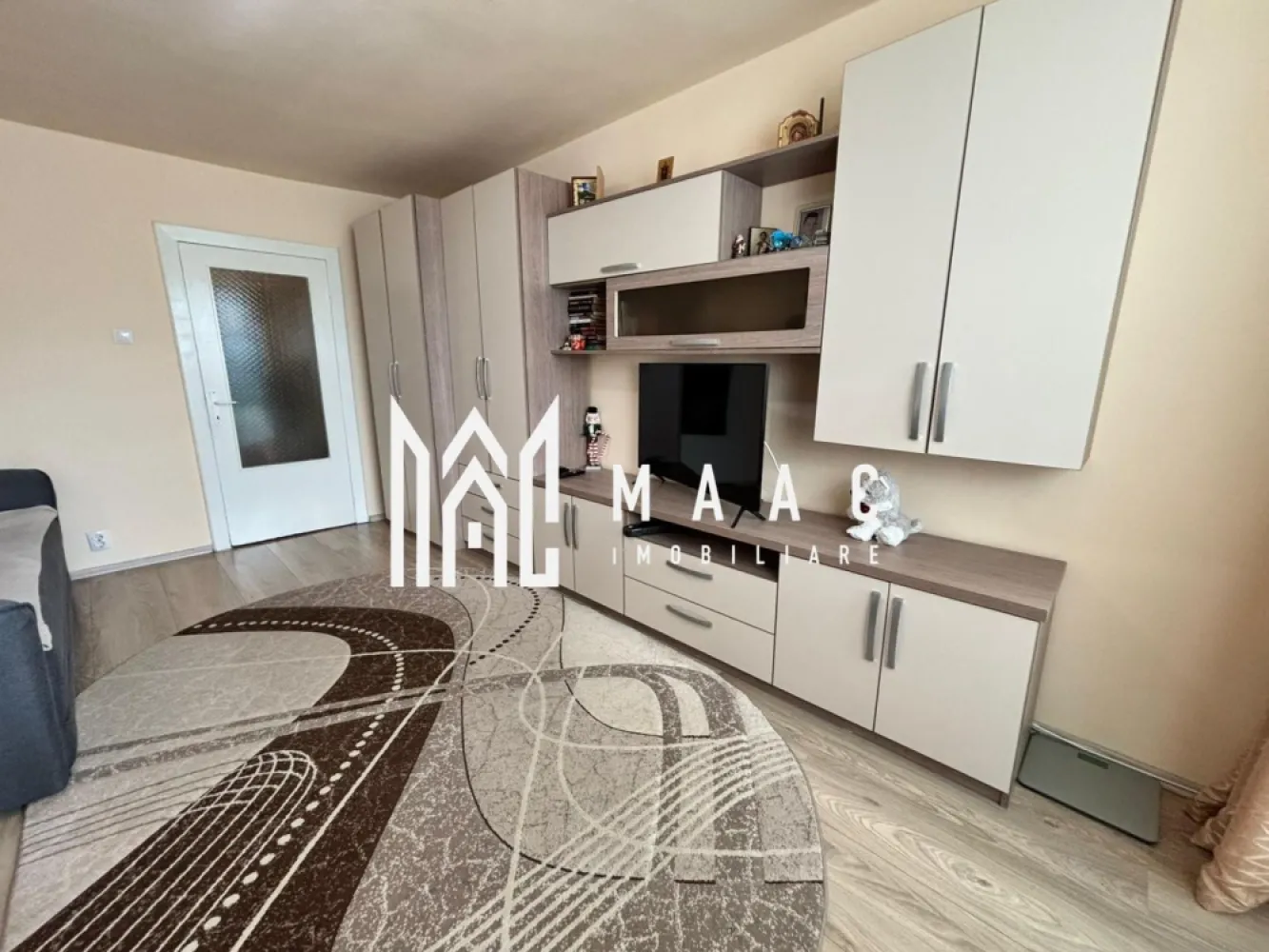 Apartament 2 camere | 54 MPU | Etaj 3 | Lift | Str Rahovei | hipodrom 3 - MAAC Imobiliare vă propune spre vânzare un apartament cu 2 camere, situat la etajul 3 din 10, într-un imobil bine întreținut. Caracteristici proprietate: Suprafață utilă: 54 mp Apartament cu 2 camere, compartimentare funcțională Balcon închis cu geamuri termopan Pivniță înscrisă în cartea funciară Spații de depozitare interioare Alte detalii: Etaj intermediar Bloc cu regim de înălțime P+10 Magazine, școli și grădinițe în apropiere Acces rapid la mijloacele de transport în comun Pretabil pentru investiție, datorită poziționării și compartimentării Pentru mai multe detalii precizati telefonic ca ati vazut anuntul cu ID: CP2862074 }}