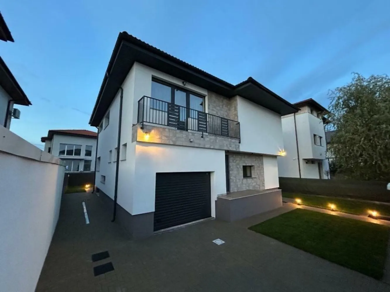BRASADAS închiriază Vila Lux 4 Cam Aviatiei-Cart. H. Coanda. - Agenția BRASADAS ofera spre închiriere o vilă NOUA S+P+E, situată în Cartierul Henri Coandă din Sectorul 1,cartier aflat in zona de Nord a Bucurestiului in imediata apropiere a Drpciv si la 10-15 min de mers pana la Mall Promenada,Parcul Herastrau,Mall Baneasa.
Vila este construita in 2024 la nivel Premium,se afla la prima inchiriere si include: incalzire mixta pardoseala+calorifere,pardoseli din travertin si parchet triplustratificat,bai utilate complet cu obiecte sanitare Ideal Standard si baterii Grohe,centrala in condensatie de ultima generatie(2024)+termostat cu conexiune wifi ce poate fi comandat la distanta,tamplarie Salamander cu geamuri tripan,temoizolatie exterioara 15cm,porti motorizate,sistem monitorizare exterioara,corpuri de iluminat economice cu lumina calda atat la interior cat si la exterior.Aceste finisaje si dotari fac ca pretul facturilor lunare de utilitati si intretinere sa fie minim.

Casa are o suprafata de 280mp si este compusa din:â€¨-Subsol-amenajat si pretabil mai multor intrebuintari in functie de necesitati:locuit,dressing,spalatorie,crama,gym,etcâ€¨-Parter:living,dinning,bucatarie,grup sanitar,hol intrare,garaj auto cu acces direct in casaâ€¨Bucataria este open,configurata cu insula si dispune de finisaje de lux si dotari moderne Electrolux.Are multiple spatii de depozitare si este complet utilata cu frigider side by side,masina de spalat vase,plita inductie,plita gaz,cuptor electric cu convectie,cuptor cu microunde,spalator cu doua cuve.â€¨-Etaj: dormitor matrimonial cu dressing, baie proprie şi balcon.Tot la etaj se mai afla alte doua dormitoare,un alt dressing,baie si balcon

Curtea in suprafata de 450 mp este complet amenajata cu pavele,sistem drenaj,sistem de irigatii,gazon,sistem de iluminare exterior programabil,lumini fotocelula,camere de luat vederi.
Cartierul este conectat la piaţa Charles de Gaulle, Dorobanţi, Herăstrău prin linia de autobuz 343,are in apropiere mai multe magazine: Kaufland,Lidl,Pipera Plaza,BebeTei,magazin de cartier apropiere se afla mai multe scoli,gradinite,afterschool. â€¨Cartierul este foarte linistit,strazile sunt mari,traficul este redus nefiind zona de tranzit,multiple locuri de parcare,locuri de joaca pentru copii,spatii verzi amenajate cu copaci,iarba,irigatii stradale,alei pietonale.

Pentru mai multe oferte accesați www.brasadas.com.