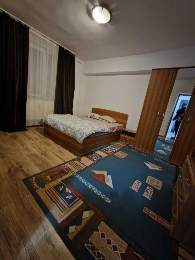 proprietar 2 camere decomandat Obor langa metrou - Apartamentul mare, de 67 metri, iti ofera o priveliste senzationala de la etajul 14/14, din cele doua balcoane aflate la bucatarie si sufragerie, iar de la dormitor poti vedea Bucurestiul vechi, pana la Casa Poporului. Blocul 60B este excelent pozitionat in intersectia de la Bucur Obor, metroul si tramvaiul sunt in fata blocului. La parter este un Mega Image si un Luca. Poti ajunge in apartament cu unul dintre cele doua lifturi (unul de marfa). Bucataria este utilata cu frigider, mobilier, masina de spalat rufe. Sufrageria este mobilata (are o canapea extensibila), aer conditionat, tv. Dormitorul este complet mobilat si are de asemenea aer conditionat. Baia are cada si boiler electric, pentru zilele in care se mai sparge o conducta magistrala in zona. Se inchiriaza pe termen lung.