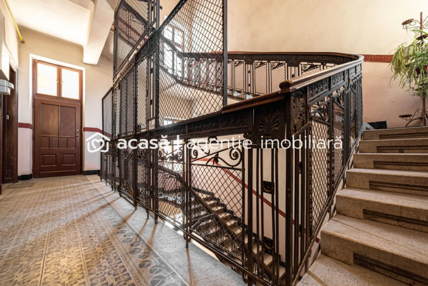 Bijuterie arhitecturală cu istorie. Confort modern, Ultracentral. - Proprietate de lux complet renovată într-o clădire istorică, situată ultracentral în Arad! 
Aceasta este o oportunitate foarte rară pentru cei care apreciază eleganța, spațiul generos și avantajele unei locații premium.

Date tehnice:

Suprafață utilă: 175 mp.
Istorie și eleganță: Construit în anul 1913 de către marele arhitect Lajos Szantay, renovat cu grijă la detalii și finisaje clasice de calitate. Fațada și acoperișul clădirii au fost reabilitate complet in cursul anului 2024.
Spațiu și confort: 4 camere luminoase, 2 băi moderne (una cu cadă), bucătărie funcțională, 3 balcoane superbe.

Visezi la o locuință impresionantă, care îmbină luxul modern cu farmecul istoric? 

Acest apartament oferă o experiență de viață unică. Fiecare detaliu, de la designul clasic la reabilitarea completă a clădirii, confirmă statutul și eleganța unui spațiu exclusivist.

Nu rata ocazia de a deține și locui într-o proprietate deosebită!
Programează o vizionare chiar astăzi: 📞 Contact: 0757662907 Andrei Caracioni, consultant imobiliar Acasa Atad. 
Nu percepem comision.

Nu dispui de toată suma? Te ajutăm noi gratuit! Îți obținem oferte de la 16 bănci.

Ai o proprietate de vânzare în Arad și vrei să știi cât valorează cu adevărat?
Sună-mă pentru o evaluare gratuită, fără obligații.

Birou: ACASĂ | Agenție imobiliară Arad
Bulevardul Decebal 2, Arad 310133

Cod proprietate: CP2206597