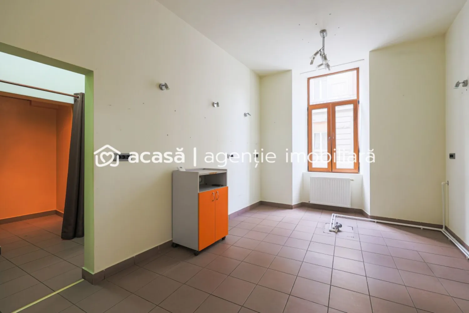 Spațiu comercial strada Episcopiei nr 1, Pregătit pt afacerea ta! - Vă propun spre achiziție un spațiu comercial într-o locație cu vad intens și accesibilitate maximă?

Suprafața interioara a spațiului este de cca. 75 mp utili, situat la doar câțiva pași de Bulevardul Revoluției, Primaria Arad, una dintre cele mai circulate și apreciate zone ale orașului. 
Locația oferă acces direct din stradă, ideal pentru atragerea clienților cât și acces secundar din curtea imobilului.

Spațiul este amenajat pentru a funcționa ca salon de înfrumusețare, având branșamente la apă și scurgere, dar se poate adapta ușor pentru: magazin, cabinet medical, birou sau reprezentanță. 

Vizibilitatea excelentă și fluxul constant de pietoni și mașini transformă acest imobil într-o investiție sigură și profitabilă.

Nu rata ocazia de a-ți dezvolta afacerea într-un spațiu central, cu vad garantat!
📞 Contactează-mă telefonic Andrei Caracioni, 0757 662 907 pentru detalii și programarea unei vizionări.

Nu dispui de toată suma? Te ajutăm noi gratuit! Îți obținem oferte de la 16 bănci.

Ai o proprietate de vânzare în Arad și vrei să știi cât valorează cu adevărat?
Sună-mă pentru o evaluare gratuită, fără obligații.

Birou: ACASĂ | Agenție imobiliară Arad
Bulevardul Decebal 2, Arad 310133

Cod proprietaate: CP2674396