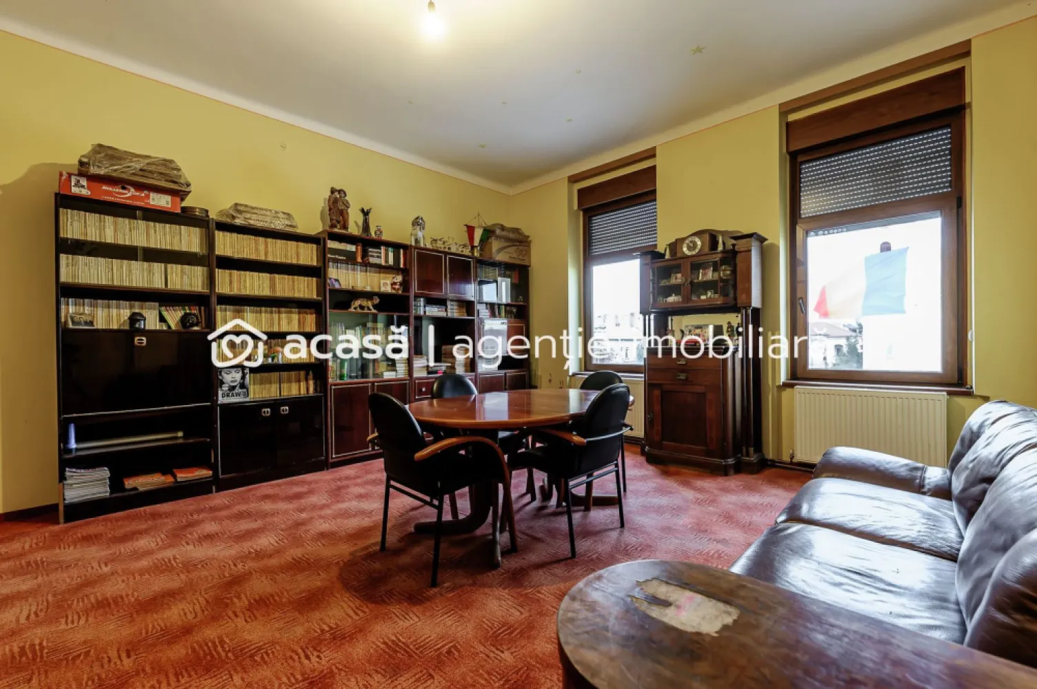 Apartament în Piața Catedralei, 93 mp utili. - Vă propun spre vânzare un apartament ultracentral, situat la etajul 2, cu o priveliște superbă către Piața Catedralei și zona pietonală – locul unde se desfășoară cele mai frumoase evenimente din Arad: târguri de Crăciun, festivaluri și activități culturale pe tot parcursul anului.

Cu o suprafață utilă de 93 mp, la care se adaugă o boxă de 20 mp la subsol, apartamentul oferă spațiu generos și flexibilitate în organizare. Poate fi recompartimentat pentru a crea dormitoare suplimentare sau pentru a optimiza bucătăria și băile în funcție de nevoi.

Balconul panoramic completează perfect locuința, oferind o priveliște spectaculoasă asupra centrului orașului – un loc ideal pentru relaxare, pentru cafeaua de dimineață sau pentru serile liniștite.

Apartamentul este potrivit pentru o familie cu copii, dar și pentru cei care își doresc să fie în mijlocul orașului, cu acces rapid la restaurante, școli, parcuri, birouri și principalele puncte de interes.

Locație ultracentrală – vedere spre Piața Catedralei
2 camere mari, spațioase
93 mp suprafață utilă
Boxă generoasă de 20 mp la subsol
Balcon panoramic
Posibilitate de recompartimentare
Etaj 2 într-o zonă pietonală vibrantă

Pentru detalii și vizionare:
Andrei Caracioni telefon 0757662907

Nu dispui de toată suma? Te ajutăm noi gratuit! Îți obținem oferte de la 16 bănci.

Ai o proprietate de vânzare în Arad și vrei să știi cât valorează cu adevărat?
Sună-mă pentru o evaluare gratuită, fără obligații.

Birou: ACASĂ | Agenție imobiliară Arad
Bulevardul Decebal 2, Arad 310133

Cod proprietate: CP2819972