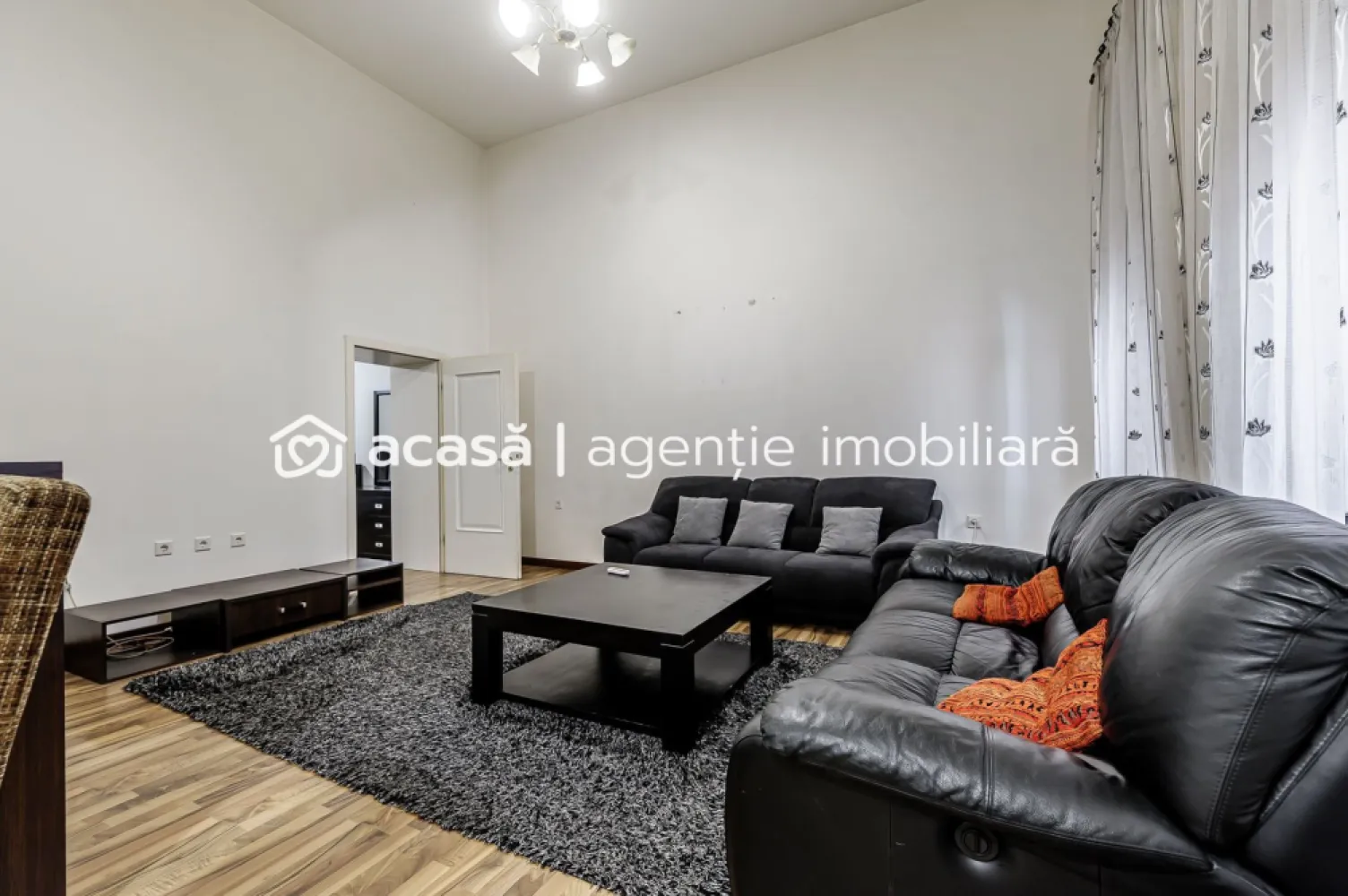 Apartament 2 camere - Etaj 1 - Palatul Neumann, Arad - COMISION 0 - ✨ Raritate pe piață! Apartament cu 2 camere în Palatul Neumann – clădire emblematică din centrul Aradului (cea cu McDonald’s 🍔).
📍 Locație ultracentrală | ⬆️ etaj 1/2

🏡 60 mp utili, mobilat & utilat
🔥 Centrală termică pe gaz
🌆 Vedere din dormitor spre strada Horia
🚗 Parcare liberă în curtea comună
⬆️ Posibilitate de etajare interioară datorită înălțimii generoase
✅ Ideal pentru investiție – chirii pe termen lung, regim hotelier sau birou premium

📞 Daniel Hord – 0755 274 519 - Consultant imobiliar.
📅 Sună acum și programează o vizionare!

Nu dispui de toată suma? Te ajutăm noi gratuit! Îți obținem oferte de la 16 bănci
Ai o proprietate de vânzare în Arad și vrei să știi cât valorează cu adevărat?
Sună-mă pentru o evaluare GRATUITĂ!