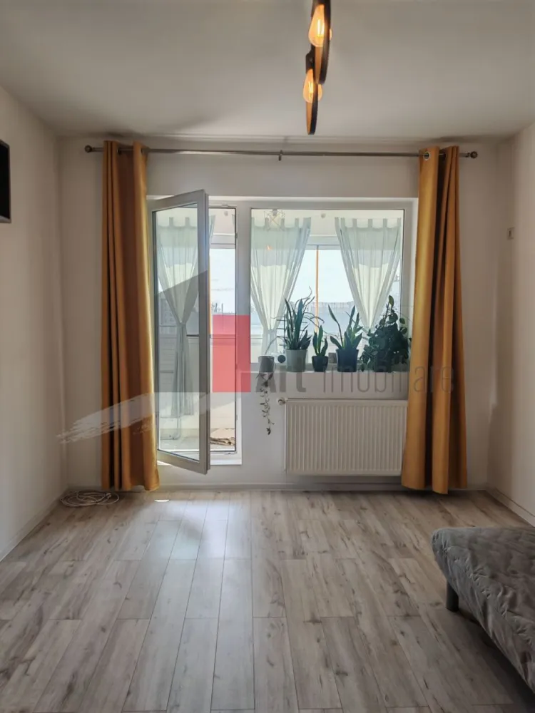 Apartament cu doua camere de vanzare -Pacii-cu centrala-mobilat si utilat - Va propunem, un apartament cu doua camera de vanzare, decomandat, situat in zona Pacii, in complexul Envogue Residence (se intra din bulevardul Iuliu Maniu pe Drumul Rotii-ca punct de reper) , sector 6, cu centrala termica, semimobilat si utilat, cu aer conditionat, cu o suprafata de 55 mp, intr-un bloc construit in anul 2020, cu bucatarie utilata si inchisa (cu Frigider-Samsung, masina de spalat-Samsung, cuptor electric +plita pe gaz-Fornelli), cu balcon mare inchis (canapeaua din balcon nu mai este), la o distanta de 20 minute de metrou Preciziei. Se poate vinde semimobilat sau nu. Orientare pe Sud, avem soare intre 9-14. Actele sunt la zi, gata de mutare! In zona (in incinta blocului) gasim locuri de joaca pentru copii, parc, la cateva minute mai gasim, supermarketuri Aushan, Penny, Mega Image, Froo, statie de autobuz aproape de bloc!