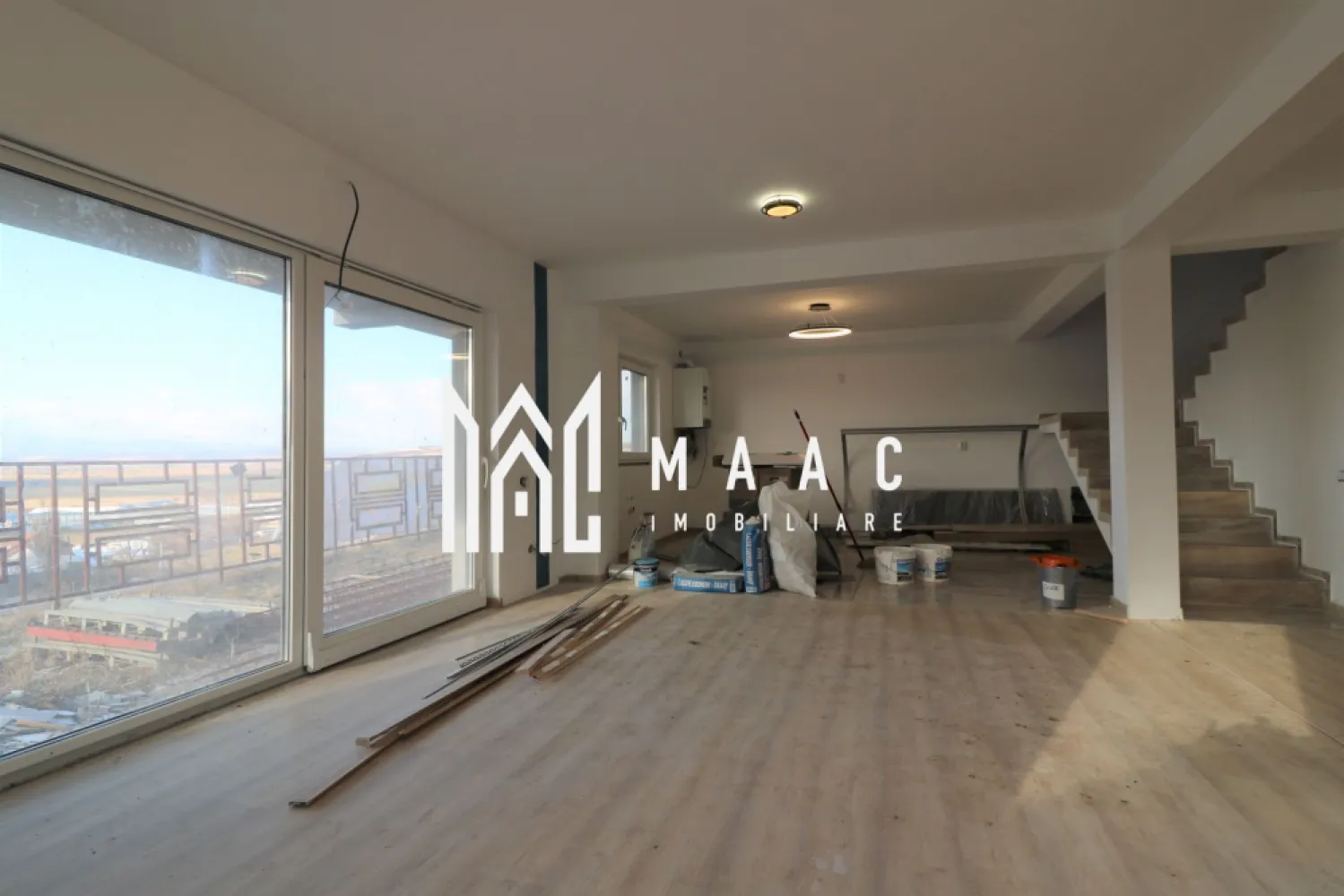 Casa individuala 5 camere | Terasa | 155 mpu | Viile Sibiului - MAAC Imobiliare va propune spre vanzare o casa cu o vedere panoramica superba in Viile Sibiului.

Casa are o suprafata de 160 MPU si un teren de 354 MP si este compartimentata astfel:

Parter:
- Livingul deschis cu loc de luat masa si bucatarie in suprafata totala de 61,6 mpu
- Birou
- Baie de serviciu
- Terasa exterioara de 27,3 mpu

Etaj:
- 3 dormitoare din care doua cu dressing
- 2 bai
- 2 balcoane
- Casa scarii

Terasa supraetajata cu loc de depozitare in suprafata de 151 mpu.

Curte:
- 1 terasa
- spatiu verde
- suprafata libera de 201 MP
- 2 locuri de parcare

Aceasta beneficiaza de urmatoarele facilitati:
- Finisaje de înaltă calitate
- 2 terase exterioare
- Aleea pietonala / intrarea / curtea placata cu pavaj
- Uși exterioare și geamuri termopan
- Usi interioare modulare 
- 2 locuri de parcare in curtea din fata casei
- Izolatie exterioara
- Hidroizolatie pe terasa si balcoane.
- Centrala termica prin condensare 

Pentru mai multe detalii spuneti ca ati vazut anuntul cu ID: CP2497603