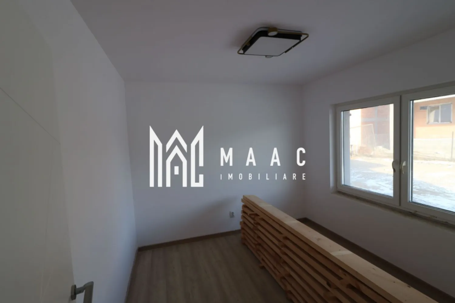 Casa individuala 5 camere | Terasa | 155 mpu | Viile Sibiului - MAAC Imobiliare va propune spre vanzare o casa cu o vedere panoramica superba in Viile Sibiului.

Casa are o suprafata de 160 MPU si un teren de 354 MP si este compartimentata astfel:

Parter:
- Livingul deschis cu loc de luat masa si bucatarie in suprafata totala de 61,6 mpu
- Birou
- Baie de serviciu
- Terasa exterioara de 27,3 mpu

Etaj:
- 3 dormitoare din care doua cu dressing
- 2 bai
- 2 balcoane
- Casa scarii

Terasa supraetajata cu loc de depozitare in suprafata de 151 mpu.

Curte:
- 1 terasa
- spatiu verde
- suprafata libera de 201 MP
- 2 locuri de parcare

Aceasta beneficiaza de urmatoarele facilitati:
- Finisaje de înaltă calitate
- 2 terase exterioare
- Aleea pietonala / intrarea / curtea placata cu pavaj
- Uși exterioare și geamuri termopan
- Usi interioare modulare 
- 2 locuri de parcare in curtea din fata casei
- Izolatie exterioara
- Hidroizolatie pe terasa si balcoane.
- Centrala termica prin condensare 

Pentru mai multe detalii spuneti ca ati vazut anuntul cu ID: CP2497603