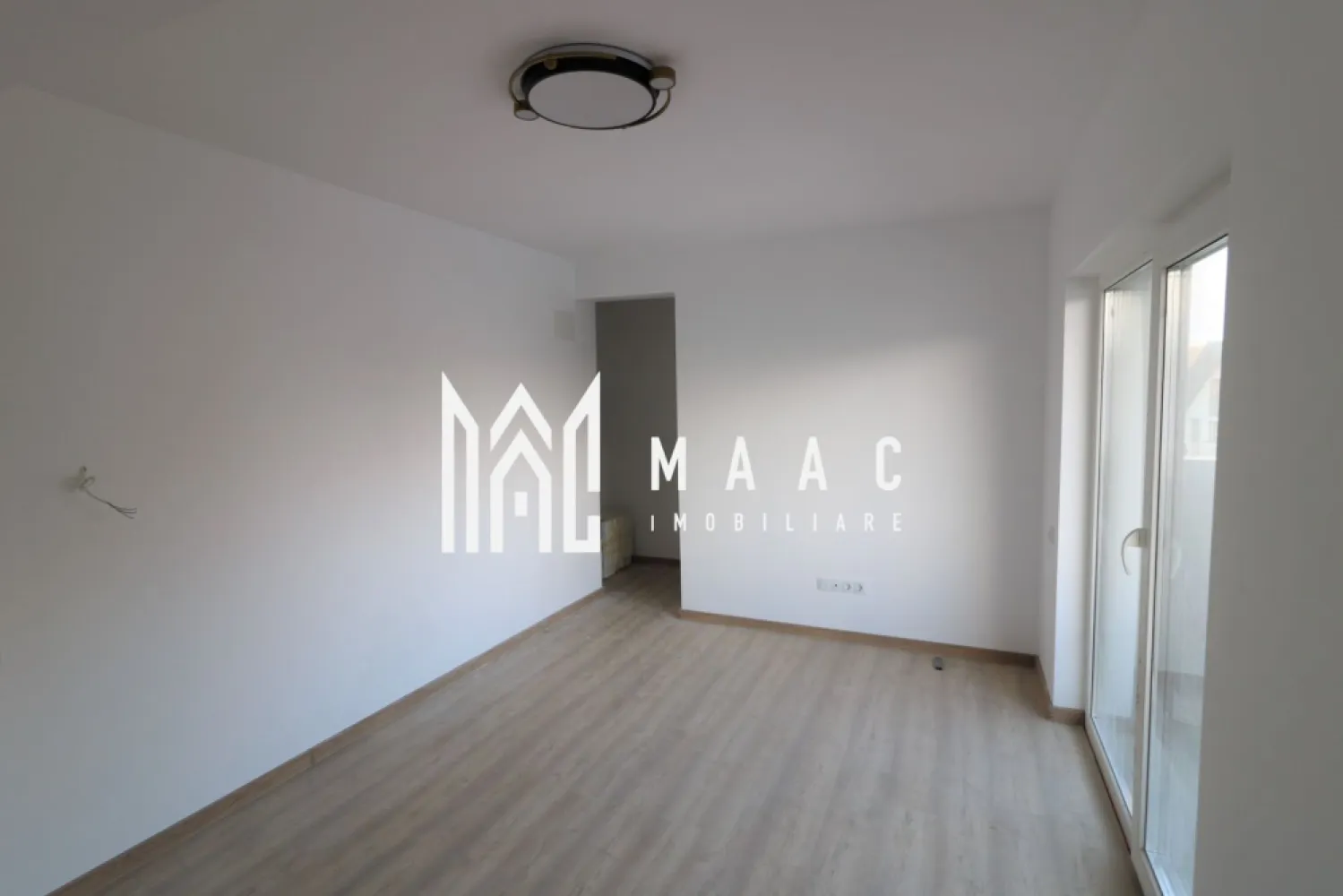 Casa individuala 5 camere | Terasa | 155 mpu | Viile Sibiului - MAAC Imobiliare va propune spre vanzare o casa cu o vedere panoramica superba in Viile Sibiului.

Casa are o suprafata de 160 MPU si un teren de 354 MP si este compartimentata astfel:

Parter:
- Livingul deschis cu loc de luat masa si bucatarie in suprafata totala de 61,6 mpu
- Birou
- Baie de serviciu
- Terasa exterioara de 27,3 mpu

Etaj:
- 3 dormitoare din care doua cu dressing
- 2 bai
- 2 balcoane
- Casa scarii

Terasa supraetajata cu loc de depozitare in suprafata de 151 mpu.

Curte:
- 1 terasa
- spatiu verde
- suprafata libera de 201 MP
- 2 locuri de parcare

Aceasta beneficiaza de urmatoarele facilitati:
- Finisaje de înaltă calitate
- 2 terase exterioare
- Aleea pietonala / intrarea / curtea placata cu pavaj
- Uși exterioare și geamuri termopan
- Usi interioare modulare 
- 2 locuri de parcare in curtea din fata casei
- Izolatie exterioara
- Hidroizolatie pe terasa si balcoane.
- Centrala termica prin condensare 

Pentru mai multe detalii spuneti ca ati vazut anuntul cu ID: CP2497603