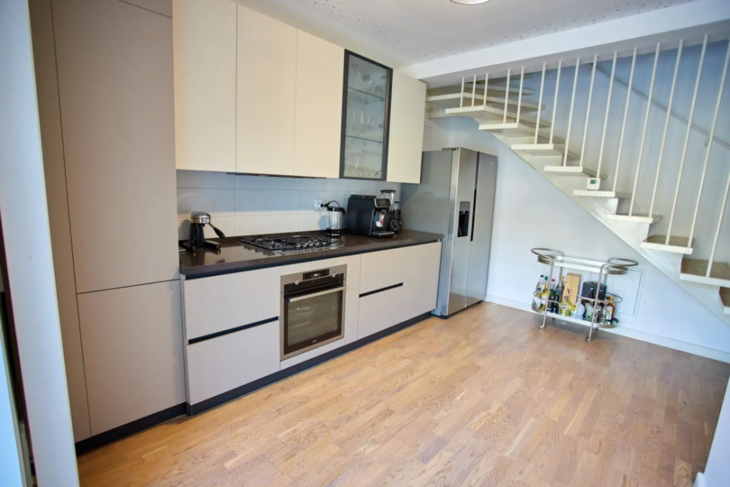 Penthouse duplex luminos, mobilat, 2 locuri parcare+boxa. - Penthouse duplex 3 camere, suprafata construita 120 mp, 2 locuri de parcare subteran in alveola dubla si boxa, unic proprietar persoana fizica. Imobilul este in complex Belvedere Residences, faza II. Se vinde mobilat complet Rovere / Veneta Cucine (blat cuart, masina de splat vase, masina de spalat rufe combo cu uscator, cuptor AEG, plita Bosch, frigider side-by-side Gorenje etc.).

Ambele bai au ventilare si geam exterior. Apartamentul are doua balcoane (6 mp si 5 mp) la primul nivel si un balconas de 1,2 mp la al doilea nivel.

Apartamentul a fost dotat de nou cu multiple imbunatatiri personalizate: balustrada modificata in consola, aparate de aer conditionat triplu-split Daikin cu control wifi, suporti speciali de consolidare pentru toate corpurile suspendate pentru a elimina orice problema de greutate, parchet special 14 mm. Corpurile de iluminat sunt cu led si control prin telecomanda sau aplicatie, mobilier terasa, usa metalica la intrare, acces securizat.

In pret sunt incluse 2 locuri de parcare in garajul imobilului, cu statie incarcare electrica auto monofazat 7,4 kw, cu proiect si autorizatie. Optional se poate vinde cu inca un loc de parcare suprateran, in fata scarii de intrare in bloc, cu vedere de pe balcon. Boxa inclusa are tavan inalt (6m inaltime), rafturi si suporti de biciclete.