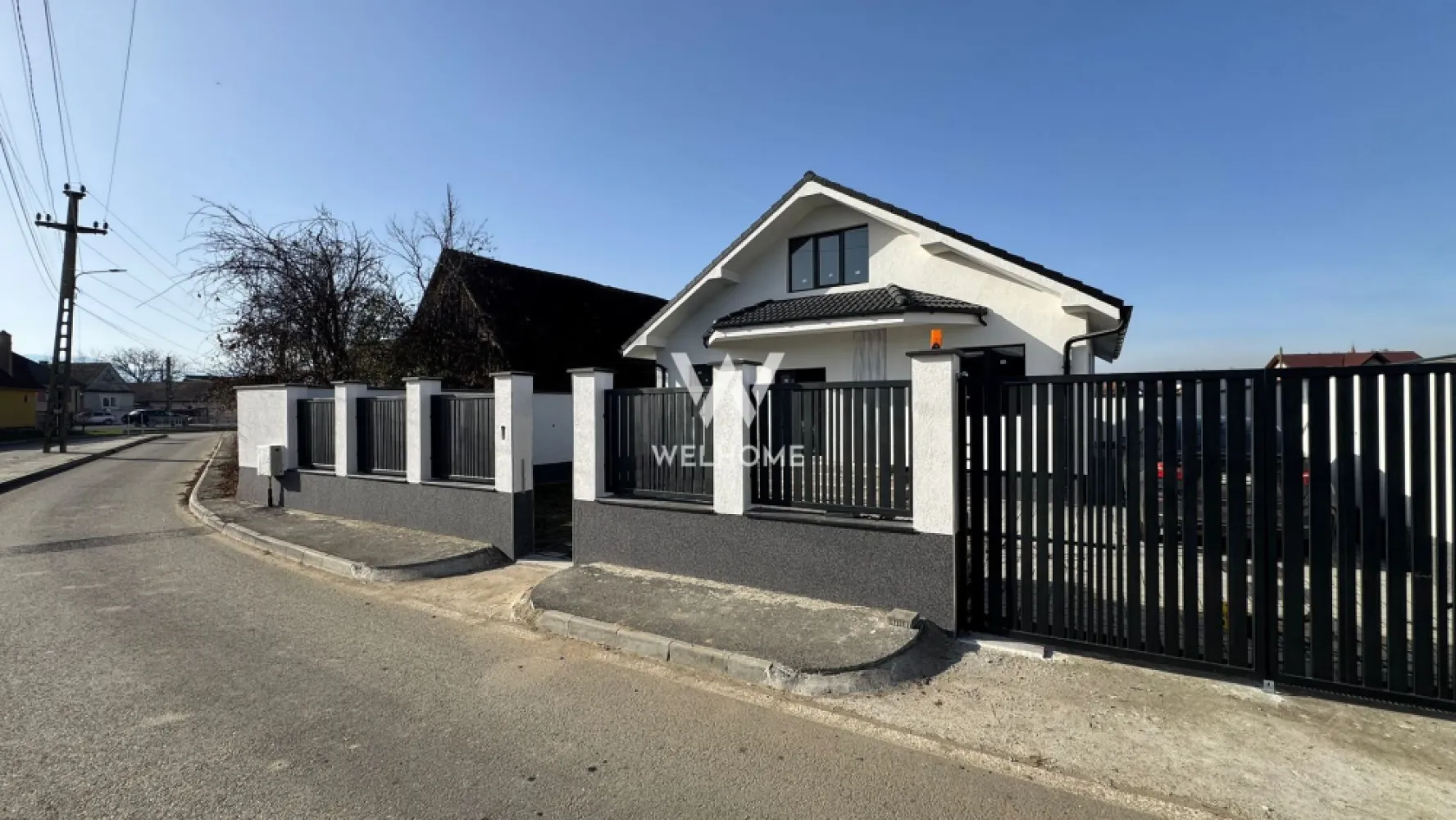 Casa individuala INTABULATA pe un singur nivel - Cristian Sibiu. - Casa individuala pe un singur nivel! Desfasurata pe un singur nivel, dispune de pod inalt pe toata suprafata casei, se poate mansarda. Suprafata utila - 83 mp plus terasa 30 mp. Compartimentare: 2 dormitoare de 16 mp, living spatios cu bucatarie separata 44 mp, baie cu geam 5 mp. Terenul total este de 295 mp din care curte libere 150 mp distribuiti in fata, lateral si spate. Casa se preda LA CHEIE exterior - gard inalt zidit, poarta cu automatizare, curte pavata, soclu, zone verde, izolata termic, tencuiala decorativa. Interiorul la alb: tavane izolate, gletuit, zugrăvit, încălzire pardoseala, sapa, centrala gaz, baia finalizată, video interfon. Casa este intabulata si dispune de toate utilitatile. Se poate achizitiona si cu credit ipotecar. Pret: 175.000 euro 0756.033.943 - Programeaza o vizionare! }}