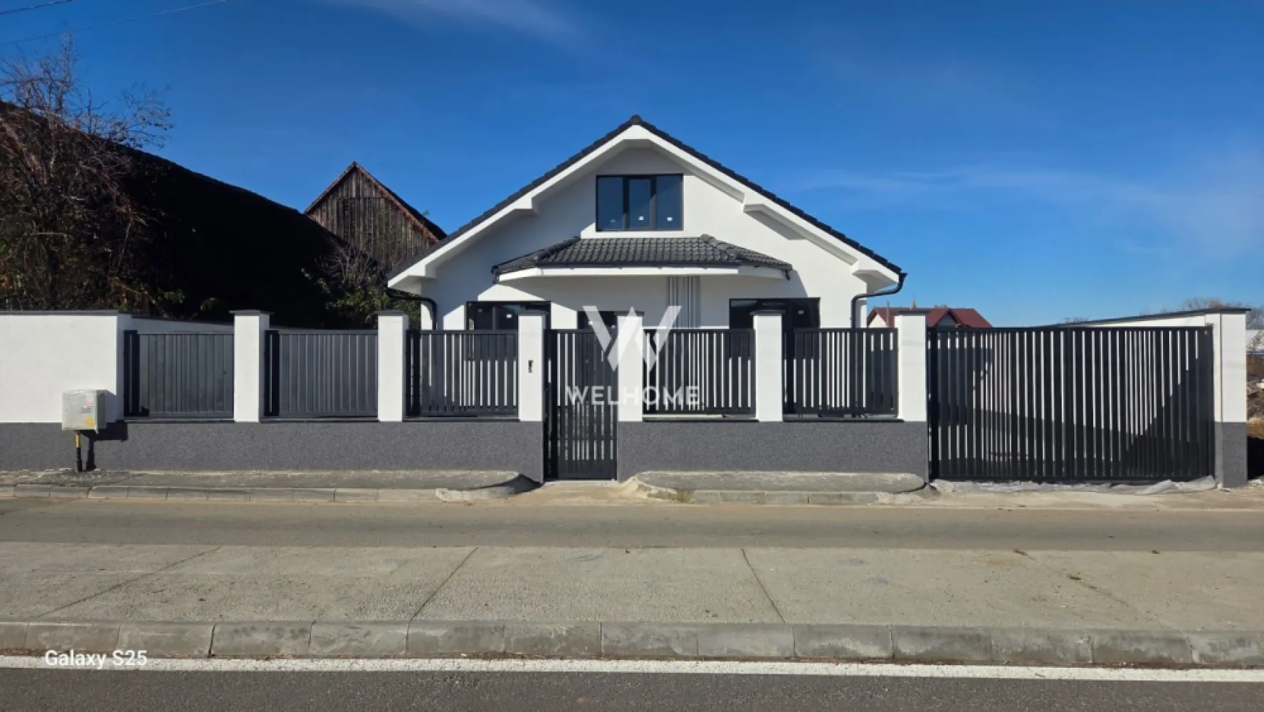 Casa individuala INTABULATA pe un singur nivel - Cristian Sibiu. - Casa individuala pe un singur nivel! Desfasurata pe un singur nivel, dispune de pod inalt pe toata suprafata casei, se poate mansarda. Suprafata utila - 83 mp plus terasa 30 mp. Compartimentare: 2 dormitoare de 16 mp, living spatios cu bucatarie separata 44 mp, baie cu geam 5 mp. Terenul total este de 295 mp din care curte libere 150 mp distribuiti in fata, lateral si spate. Casa se preda LA CHEIE exterior - gard inalt zidit, poarta cu automatizare, curte pavata, soclu, zone verde, izolata termic, tencuiala decorativa. Interiorul la alb: tavane izolate, gletuit, zugrăvit, încălzire pardoseala, sapa, centrala gaz, baia finalizată, video interfon. Casa este intabulata si dispune de toate utilitatile. Se poate achizitiona si cu credit ipotecar. Pret: 175.000 euro 0756.033.943 - Programeaza o vizionare! }}