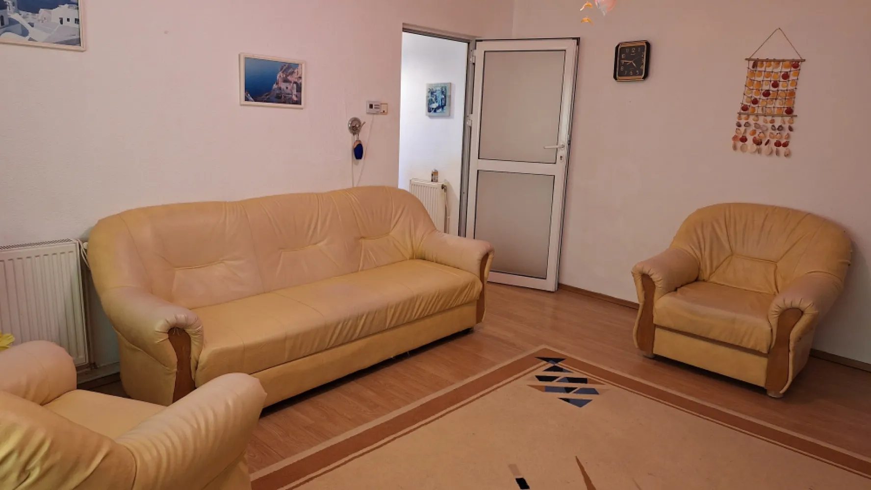 Valea PH apartament 2 camere cu suprafata de 3 - Valea Prahovei, Campina.Mobilat, 2 camere cu suprafață de 3 camere, semidecomandat. Bucatarie foarte mare 11.2 mp. Hol lung la intrare 4.4 mp, sufragerie 19.10 mp, hol mic 1.5 mp din care se intra in dormitor 11.2 mp si baie 4.0 mp. Centrala termica, usa de metal, tv, aragaz, hota, frigider, masina de spalat Acte la zi. Ca si locatie este pe Ec. Teodoroiu, in laterala blocului ANL. Etaj 3 din 4, pe mijloc, izolat pe exterior. Suprafata totala 57.2 mp, utila 52.4 mp. Zona cu supermarket, drogherie, farmacie, scoli, statie mijloc de transport, parc, parcare.Revizia instalatie gaze ( cea de 10 ani) si montare detector, . realizate in dec 2025, ISCIR centrala termica facut in ian 2026, revizia gaze pe scara blocului facuta in martie 2026