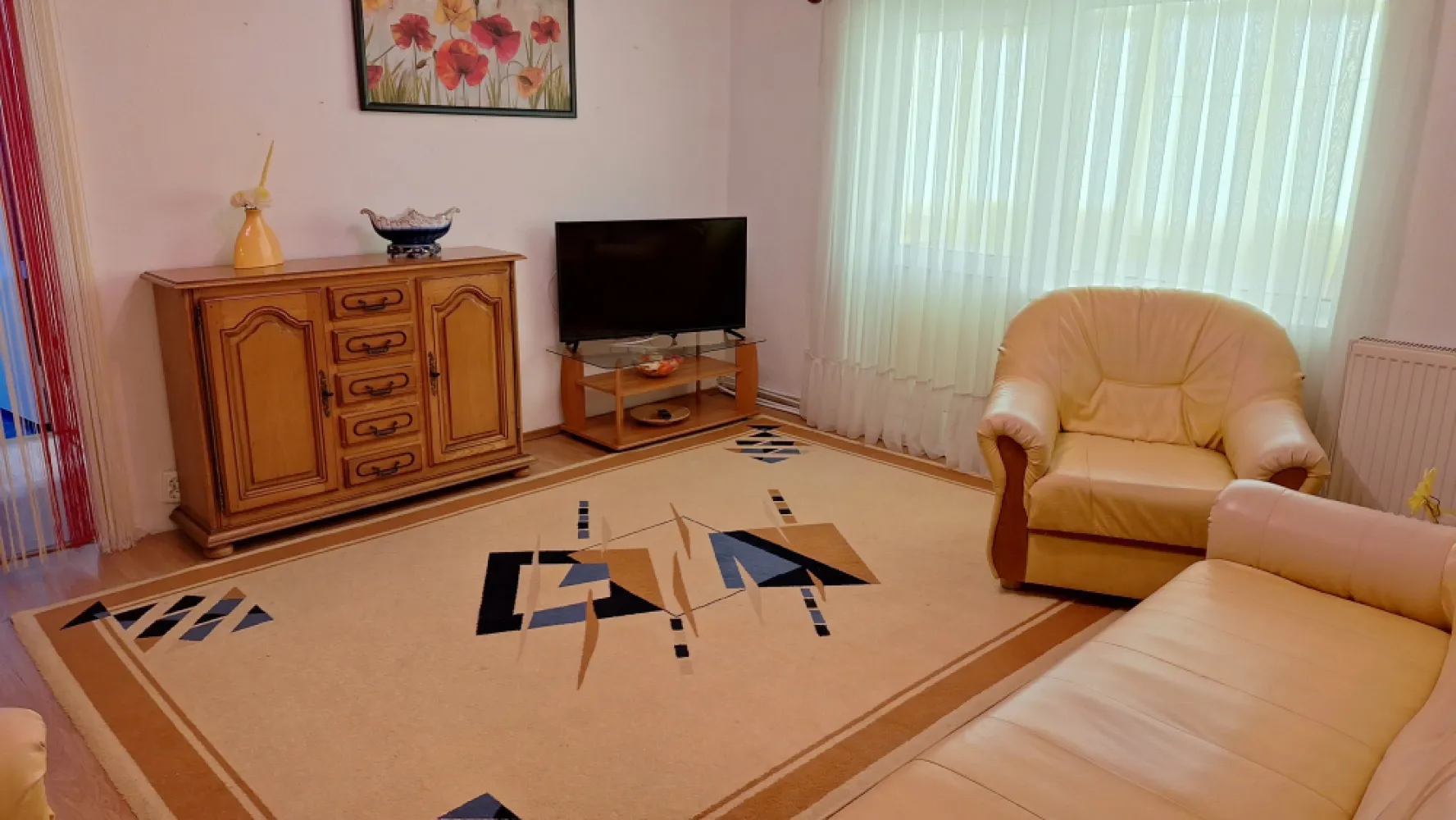 Valea PH apartament 2 camere cu suprafata de 3 - Valea Prahovei, Campina.Mobilat, 2 camere cu suprafață de 3 camere, semidecomandat. Bucatarie foarte mare 11.2 mp. Hol lung la intrare 4.4 mp, sufragerie 19.10 mp, hol mic 1.5 mp din care se intra in dormitor 11.2 mp si baie 4.0 mp. Centrala termica, usa de metal, tv, aragaz, hota, frigider, masina de spalat Acte la zi. Ca si locatie este pe Ec. Teodoroiu, in laterala blocului ANL. Etaj 3 din 4, pe mijloc, izolat pe exterior. Suprafata totala 57.2 mp, utila 52.4 mp. Zona cu supermarket, drogherie, farmacie, scoli, statie mijloc de transport, parc, parcare.Revizia instalatie gaze ( cea de 10 ani) si montare detector, . realizate in dec 2025, ISCIR centrala termica facut in ian 2026, revizia gaze pe scara blocului facuta in martie 2026
