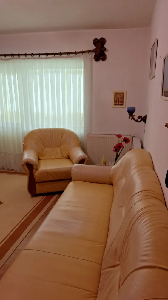 Valea PH apartament 2 camere cu suprafata de 3 - Valea Prahovei, Campina.Mobilat, 2 camere cu suprafață de 3 camere, semidecomandat. Bucatarie foarte mare 11.2 mp. Hol lung la intrare 4.4 mp, sufragerie 19.10 mp, hol mic 1.5 mp din care se intra in dormitor 11.2 mp si baie 4.0 mp. Centrala termica, usa de metal, tv, aragaz, hota, frigider, masina de spalat Acte la zi. Ca si locatie este pe Ec. Teodoroiu, in laterala blocului ANL. Etaj 3 din 4, pe mijloc, izolat pe exterior. Suprafata totala 57.2 mp, utila 52.4 mp. Zona cu supermarket, drogherie, farmacie, scoli, statie mijloc de transport, parc, parcare.Revizia instalatie gaze ( cea de 10 ani) si montare detector, . realizate in dec 2025, ISCIR centrala termica facut in ian 2026, revizia gaze pe scara blocului facuta in martie 2026