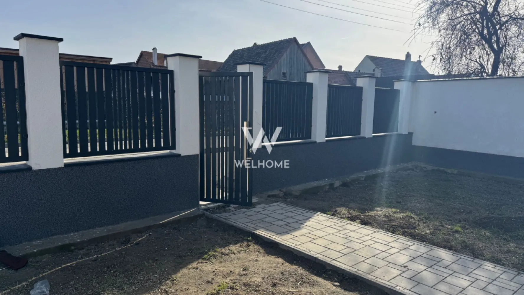 Casa individuala INTABULATA pe un singur nivel - Cristian Sibiu. - Casa individuala pe un singur nivel! Desfasurata pe un singur nivel, dispune de pod inalt pe toata suprafata casei, se poate mansarda. Suprafata utila - 83 mp plus terasa 30 mp. Compartimentare: 2 dormitoare de 16 mp, living spatios cu bucatarie separata 44 mp, baie cu geam 5 mp. Terenul total este de 295 mp din care curte libere 150 mp distribuiti in fata, lateral si spate. Casa se preda LA CHEIE exterior - gard inalt zidit, poarta cu automatizare, curte pavata, soclu, zone verde, izolata termic, tencuiala decorativa. Interiorul la alb: tavane izolate, gletuit, zugrăvit, încălzire pardoseala, sapa, centrala gaz, baia finalizată, video interfon. Casa este intabulata si dispune de toate utilitatile. Se poate achizitiona si cu credit ipotecar. Pret: 175.000 euro 0756.033.943 - Programeaza o vizionare! }}