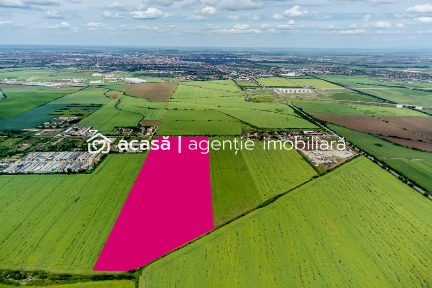 Teren cu PUZ ideal pentru parc logistic și de servicii - Oferim spre vânzare un teren excepțional, perfect pentru dezvoltarea unui parc logistic sau industrial, situat strategic în Arad, la coborârea/urcarea de pe Autostrada A1, Arad-Sud.

Detalii Teren:
Suprafață: 18 hectare
Front stradal: 230 metri
PUZ inclus: Prețul include obținerea PUZ-ului conform specificațiilor și nevoilor clientului, asigurând o dezvoltare sigură, rapidă și eficientă.

Localizare și Accesibilitate:
Terenul este situat strategic la coborârea/urcarea de pe Autostrada A1, Arad-Sud, facilitând accesul rapid și eficient pentru logistică și transport.
Aradul, fiind oraș de graniță cu Europa de Vest, oferă un avantaj strategic pentru operațiuni comerciale internaționale.

Vecinătăți și Facilități:
Parcuri industriale și logistice de renume: VGP PARK, CTP PARK, Parc Industrial Sud Arad
Firme și facilități: Internațional Alexander, Luar, OMV

Această locație strategică, combinată cu infrastructura existentă și accesul facil la rețelele de transport, face din acest teren o oportunitate ideală pentru investitori interesați de dezvoltarea unui parc logistic modern și eficient.

Contact:
0721356746 Florin Moș // Consultant imobiliar

Nu ratați șansa de a investi într-o locație cu potențial maxim de creștere și dezvoltare logistică!