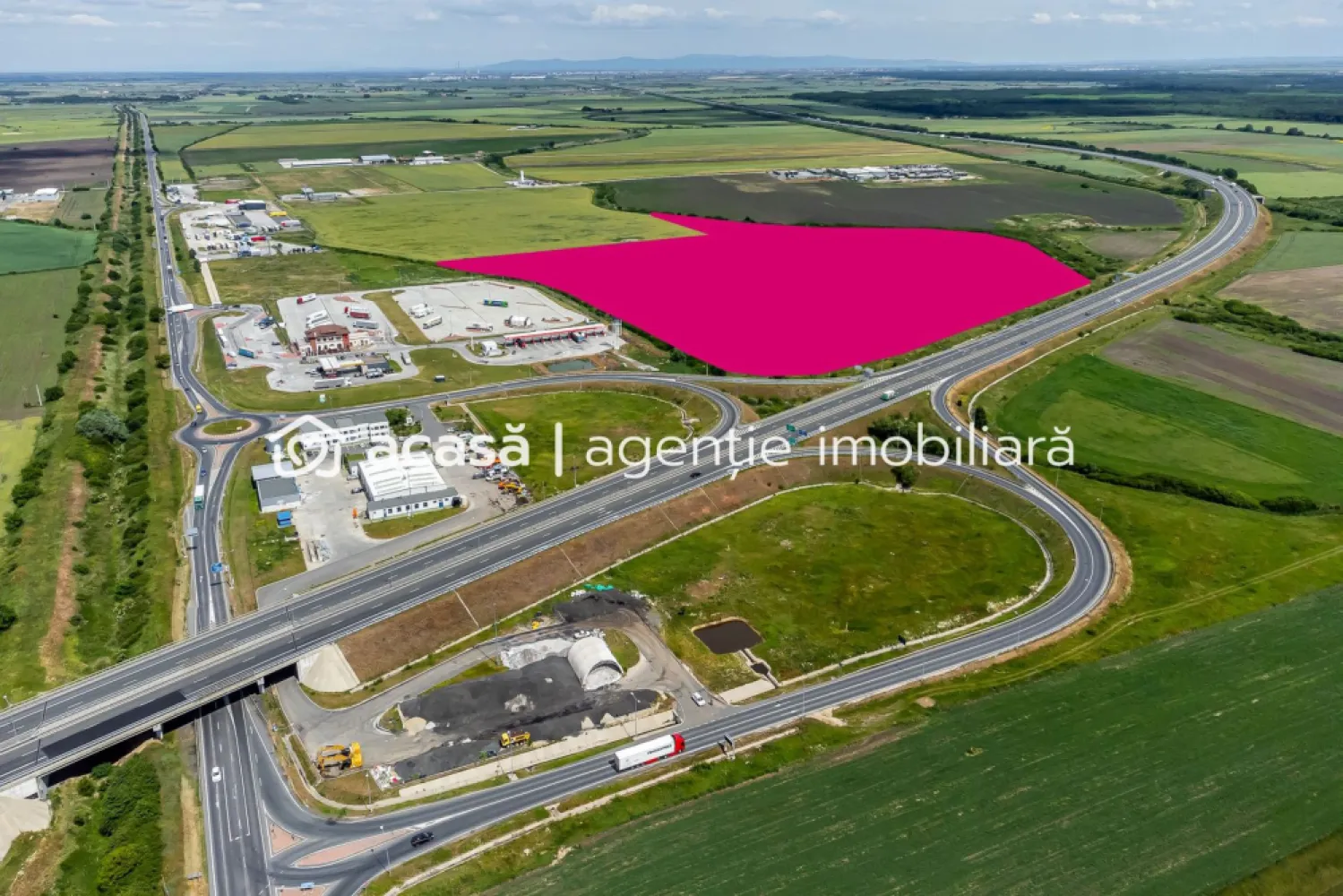 Investiție strategică: Teren cu PUZ pentru un parc logistic - Suntem încântați să vă oferim oportunitatea de a achiziționa un teren excepțional, situat strategic pentru dezvoltarea unui parc logistic sau industrial, situat în Pecica, la coborârea de pe Autostrada A1.

Caracteristici principale:
Suprafață: 13 ha
PUZ inclus: Prețul include obținerea PUZ-ului conform specificațiilor și nevoilor clientului, garantând astfel o dezvoltare sigură, rapidă și eficientă.
Localizare strategică: Terenul este vizibil de pe Autostrada A1, înainte de coborârea către Pecica, oferind astfel o vizibilitate excelentă și acces facil.

Proximitate față de puncte cheie:
- 30 km de Vama Nădlac
- 14 km de Vama Turnu
- aproape de Arad, oraș de graniță cu Europa de Vest

Vecinătăți și facilități:
DUVENBECK
SMART DIESEL
Platforme de parcare TIR
4 stații de alimentare cu combustibil
Firme de logistică și comerț
Service-uri auto

Această poziționare strategică și infrastructura existentă fac din acest teren o investiție ideală pentru dezvoltarea unui parc logistic modern și eficient, facilitând astfel operațiuni comerciale și de transport de mare anvergură.

Contact:
0721356746 Florin Moș // Consultant imobiliar

Nu ratați șansa de a investi într-o locație cu potențial maxim de creștere și dezvoltare logistică!