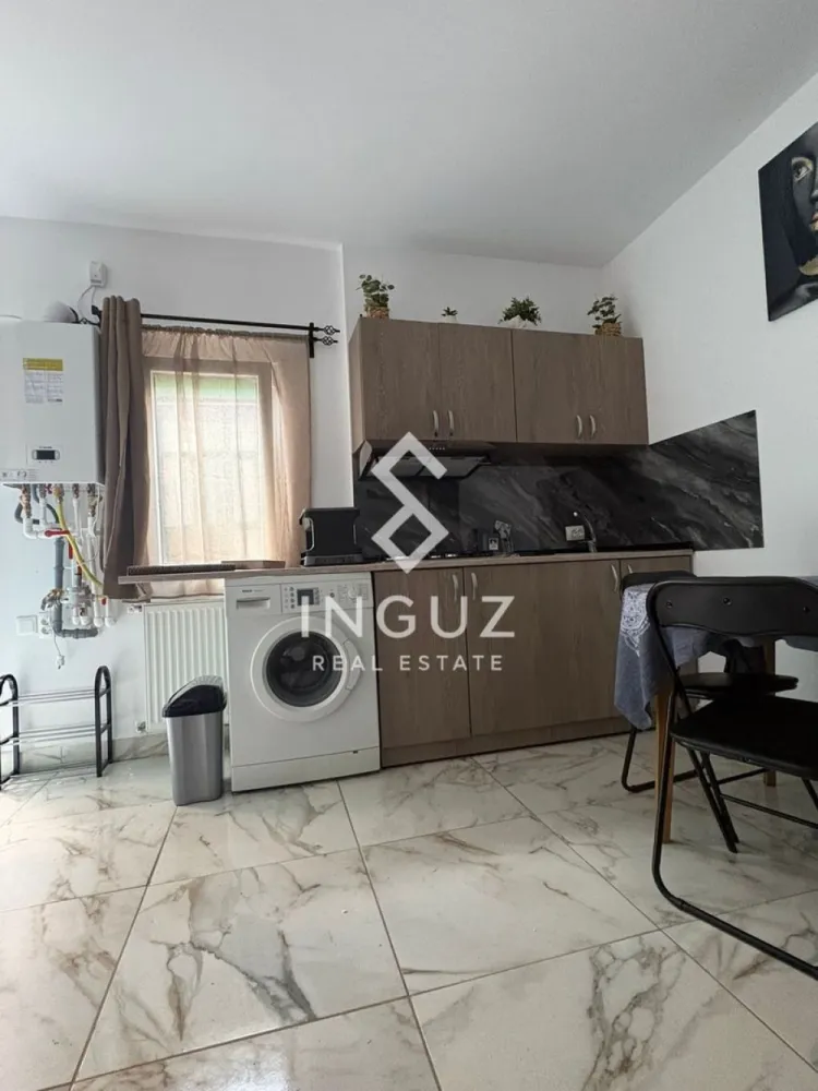 Casă de închiriat | 3 camere | Curte | Zonă Colentina - Casă de închiriat | 3 camere | Curte | Zonă Colentina

Preț: 2.500 RON / lună
Comision: 50%

Detalii:

3 camere
50 mp utili
Curte proprie ~50 mp
Complet mobilată și utilată
Centrală proprie pe gaz

Descriere:
Se închiriază casă la curte, ideală pentru locuire confortabilă, complet mobilată și utilată. Locuința dispune de un living luminos, dormitoare bine organizate, finisaje moderne și baie echipată cu obiecte sanitare noi.

Zonă & acces:
Situată într-o zonă bine conectată, aproape de restaurante, magazine și spații verzi precum Parcul Colentina și Parcul Lunca Florilor.
Acces facil către mijloace de transport (autobuz, tren), școli și alte puncte de interes.

Disponibil: imediat

Contact:
Inguz Real Estate
+40 774 017 567
+40 724 922 092