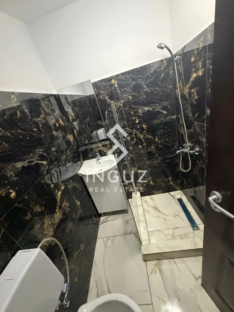 Casă de închiriat | 3 camere | Curte | Zonă Colentina - Casă de închiriat | 3 camere | Curte | Zonă Colentina

Preț: 2.500 RON / lună
Comision: 50%

Detalii:

3 camere
50 mp utili
Curte proprie ~50 mp
Complet mobilată și utilată
Centrală proprie pe gaz

Descriere:
Se închiriază casă la curte, ideală pentru locuire confortabilă, complet mobilată și utilată. Locuința dispune de un living luminos, dormitoare bine organizate, finisaje moderne și baie echipată cu obiecte sanitare noi.

Zonă & acces:
Situată într-o zonă bine conectată, aproape de restaurante, magazine și spații verzi precum Parcul Colentina și Parcul Lunca Florilor.
Acces facil către mijloace de transport (autobuz, tren), școli și alte puncte de interes.

Disponibil: imediat

Contact:
Inguz Real Estate
+40 774 017 567
+40 724 922 092