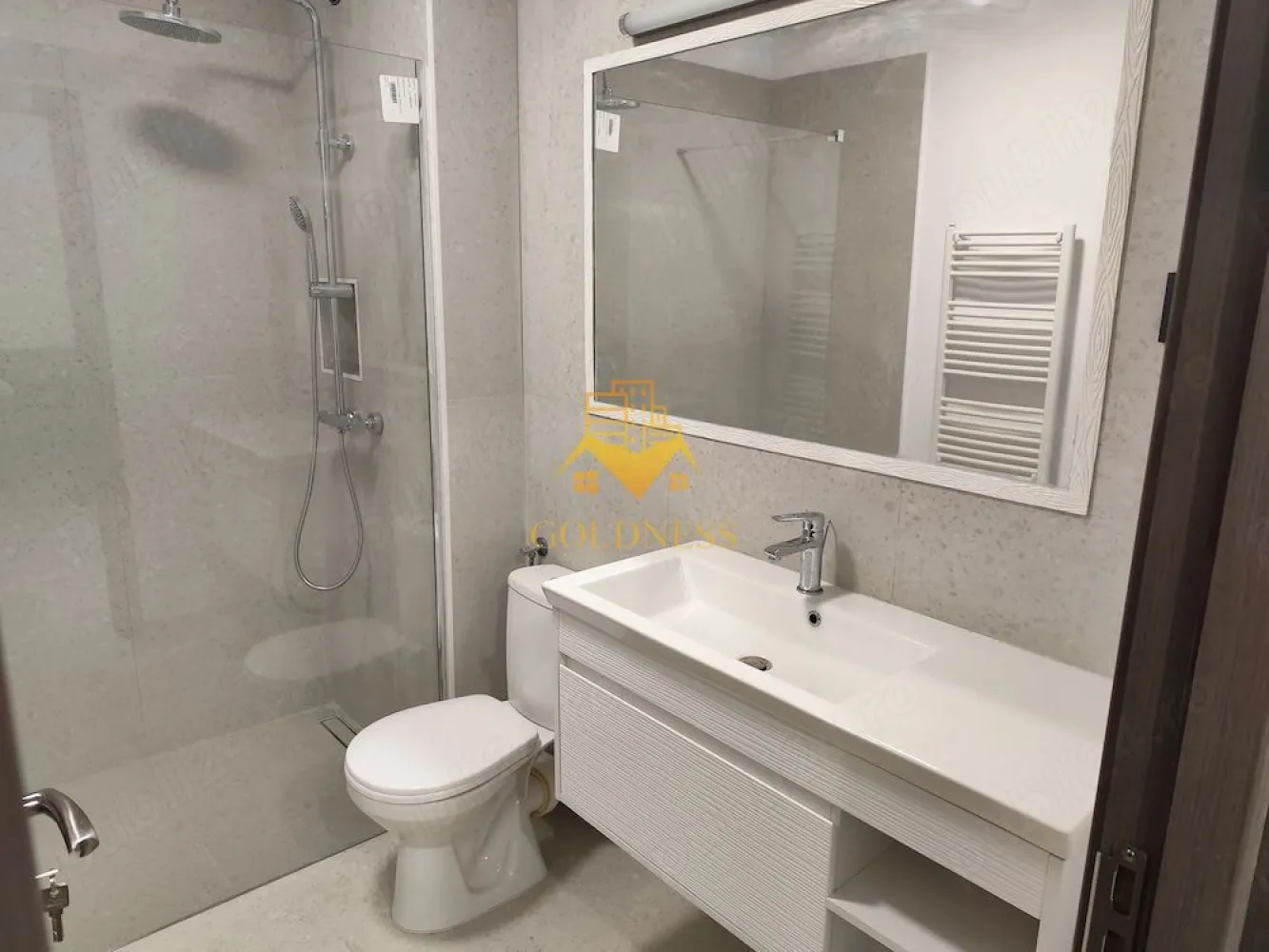 2 camere, Bloc nou, Parcare,Cartierul Manastur, Izlazului, Frunzișului - GOLDNESS Imobiliare vă propune spre închiriere un apartament cu 2 camere complet mobilat și utilat, la Parter într-un imobil din Cartierul Manastur.
Dispune de loc de parcare subteran!
Se află în apropierea stațiilor de transport în comun, magazine, restaurante, spații verzi, farmacii, etc. 

Apartamentul este compartimentat astfel:
 - dormitor cu pat matrimonial, dressing, noptiere
 - living cu canapea extensibilă 
 - bucătărie complet utilată și mobilată, loc de servit masa 
 - baie cu dus walkin, calorifer port prosop și dulap pentru depozitare.
 - gradina proprie 60mp.

Imobilul este dotat cu toate cele necesare- centrală proprie, frigider, aragaz, hotă, mașină de spălat haine, etc. 

Dacă sunteți interesați de acest apartament și doriți să îl vizionați, dar și pentru alte oferte nu ezitați să ne contactați telefonic sau prin e-mail. Vă stăm la dispoziție!
Pentru intermediere se percepe un comision de 50% din prețul chiriei!