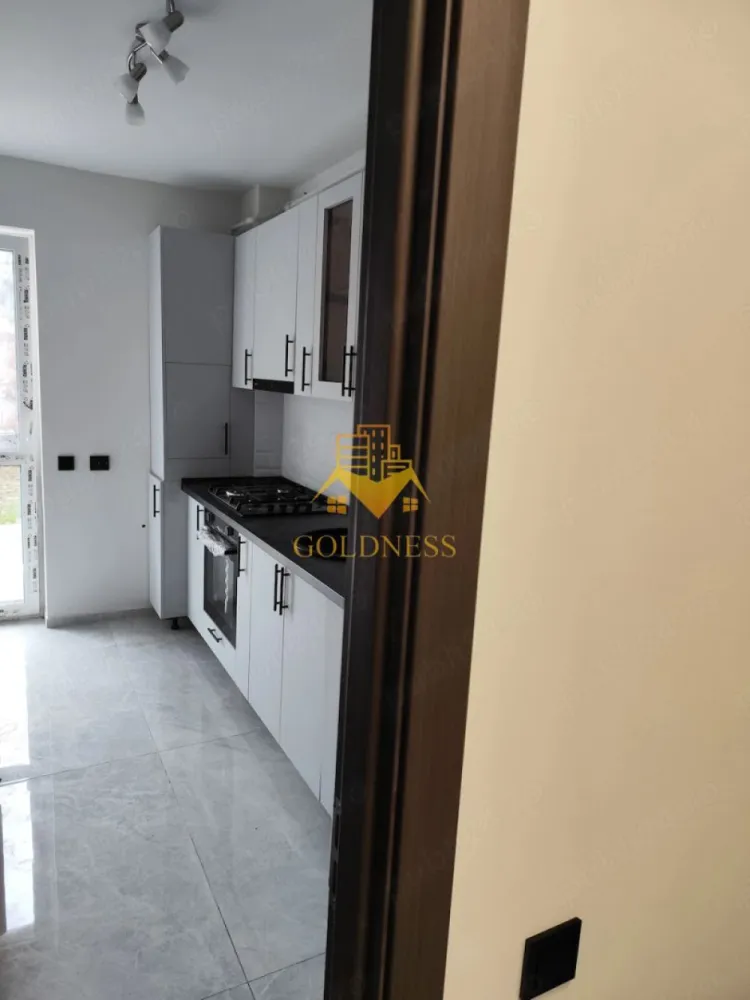 2 camere, Bloc nou, Parcare,Cartierul Manastur, Izlazului, Frunzișului - GOLDNESS Imobiliare vă propune spre închiriere un apartament cu 2 camere complet mobilat și utilat, la Parter într-un imobil din Cartierul Manastur.
Dispune de loc de parcare subteran!
Se află în apropierea stațiilor de transport în comun, magazine, restaurante, spații verzi, farmacii, etc. 

Apartamentul este compartimentat astfel:
 - dormitor cu pat matrimonial, dressing, noptiere
 - living cu canapea extensibilă 
 - bucătărie complet utilată și mobilată, loc de servit masa 
 - baie cu dus walkin, calorifer port prosop și dulap pentru depozitare.
 - gradina proprie 60mp.

Imobilul este dotat cu toate cele necesare- centrală proprie, frigider, aragaz, hotă, mașină de spălat haine, etc. 

Dacă sunteți interesați de acest apartament și doriți să îl vizionați, dar și pentru alte oferte nu ezitați să ne contactați telefonic sau prin e-mail. Vă stăm la dispoziție!
Pentru intermediere se percepe un comision de 50% din prețul chiriei!