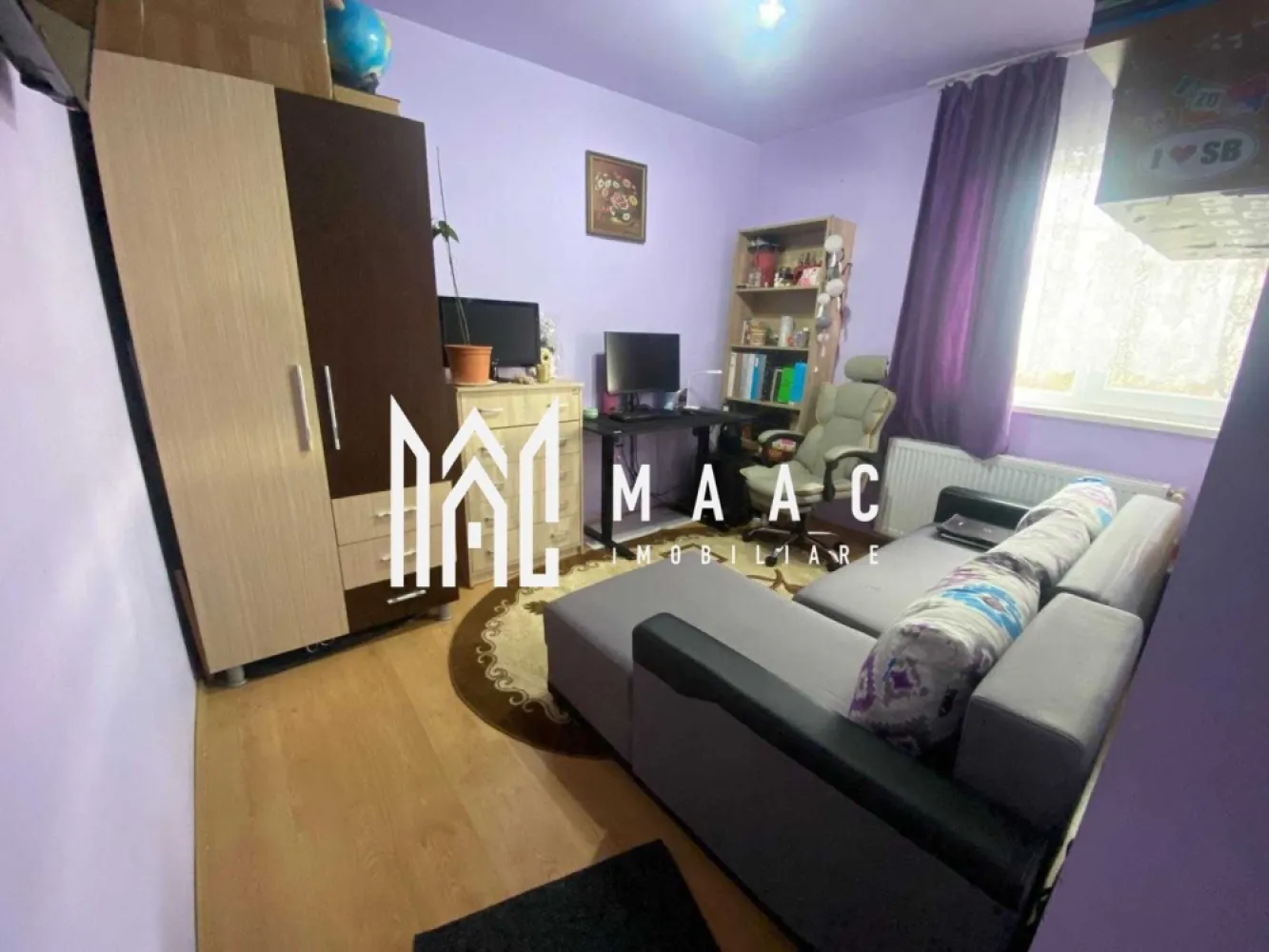 Apartament 3 Camere I Etaj Intermediar I Pivnita I Gusterita - Apartament decomandat 3 camere compus din: - living cu bucatarie - doua dormitoare - o baie cu geam - balcon de 4 m2 - pivnita ( boxa) 8 m2 -centrala proprie pe gaz Etaj 1/2 , constructie de caramida din 2011, zona Panoramic Garden, zona linistita Se vinde partial mobilat Se vinde un apartament cu 3 camere decomandat, situat la etajul 1 din 2, în zona Gusterita. Locuința este bine compartimentata, oferind spațiu bine organizat și o compartimentare practică. Compartimentare: Bucătărie open space Baie cu geam de aerisire Dormitor cu ieșire în balcon Dormitor Detalii importante: Suprafață bine distribuită Compartimentare complet decomandată Poziție excelentă: aproape de mijloace de transport, supermarketuri, școli, farmacii și alte puncte de interes Acest apartament este ideal pentru familii sau pentru cei care își doresc un spațiu bine împărțit, într-o zonă foarte accesibilă. Pentru informati si vizionari:ID: CP2862062 }}