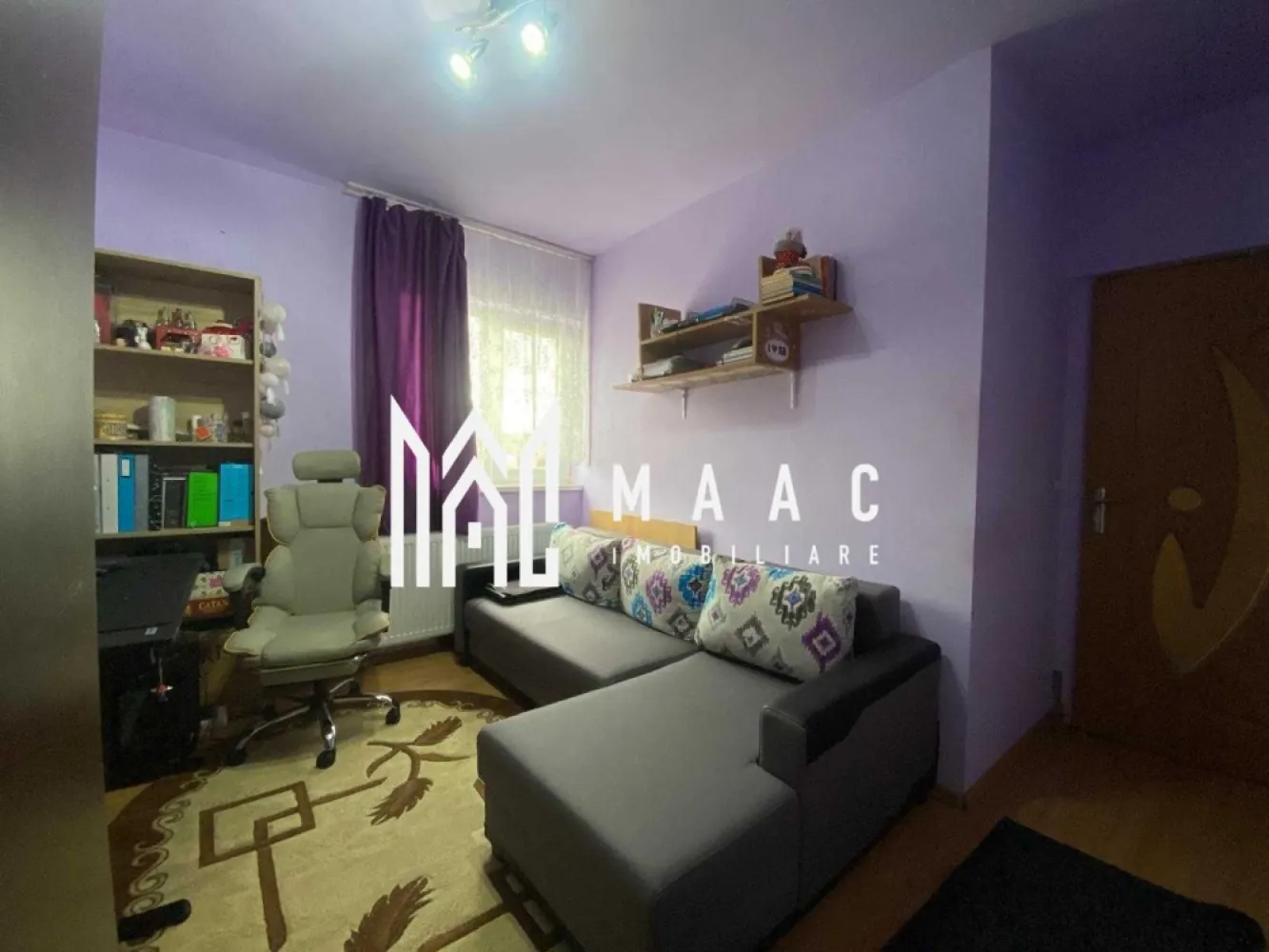 Apartament 3 Camere I Etaj Intermediar I Pivnita I Gusterita - Apartament decomandat 3 camere compus din: - living cu bucatarie - doua dormitoare - o baie cu geam - balcon de 4 m2 - pivnita ( boxa) 8 m2 -centrala proprie pe gaz Etaj 1/2 , constructie de caramida din 2011, zona Panoramic Garden, zona linistita Se vinde partial mobilat Se vinde un apartament cu 3 camere decomandat, situat la etajul 1 din 2, în zona Gusterita. Locuința este bine compartimentata, oferind spațiu bine organizat și o compartimentare practică. Compartimentare: Bucătărie open space Baie cu geam de aerisire Dormitor cu ieșire în balcon Dormitor Detalii importante: Suprafață bine distribuită Compartimentare complet decomandată Poziție excelentă: aproape de mijloace de transport, supermarketuri, școli, farmacii și alte puncte de interes Acest apartament este ideal pentru familii sau pentru cei care își doresc un spațiu bine împărțit, într-o zonă foarte accesibilă. Pentru informati si vizionari:ID: CP2862062 }}