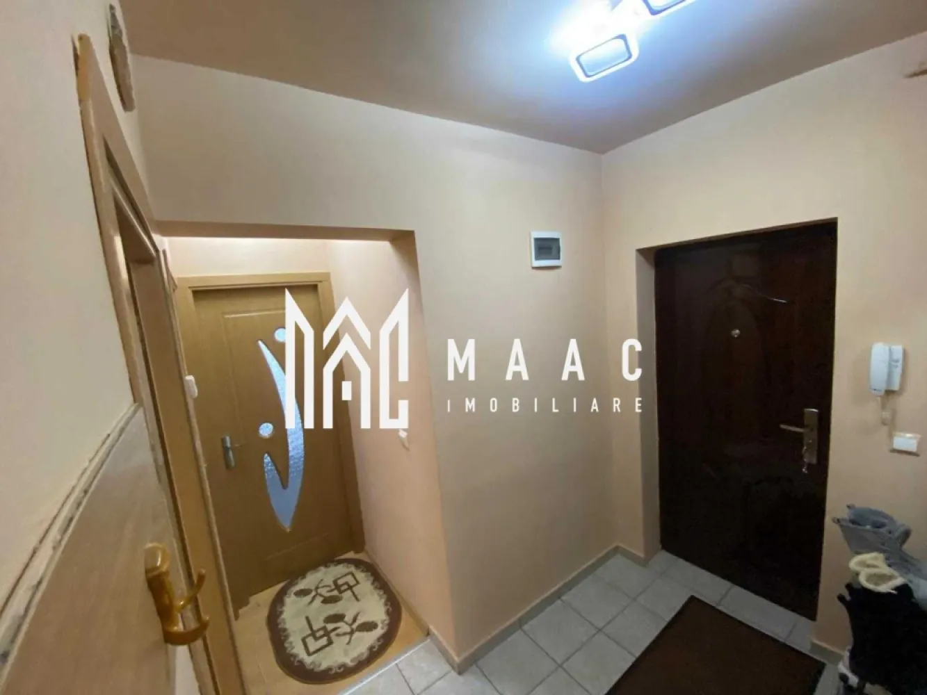 Apartament 3 Camere I Etaj Intermediar I Pivnita I Gusterita - Apartament decomandat 3 camere compus din: - living cu bucatarie - doua dormitoare - o baie cu geam - balcon de 4 m2 - pivnita ( boxa) 8 m2 -centrala proprie pe gaz Etaj 1/2 , constructie de caramida din 2011, zona Panoramic Garden, zona linistita Se vinde partial mobilat Se vinde un apartament cu 3 camere decomandat, situat la etajul 1 din 2, în zona Gusterita. Locuința este bine compartimentata, oferind spațiu bine organizat și o compartimentare practică. Compartimentare: Bucătărie open space Baie cu geam de aerisire Dormitor cu ieșire în balcon Dormitor Detalii importante: Suprafață bine distribuită Compartimentare complet decomandată Poziție excelentă: aproape de mijloace de transport, supermarketuri, școli, farmacii și alte puncte de interes Acest apartament este ideal pentru familii sau pentru cei care își doresc un spațiu bine împărțit, într-o zonă foarte accesibilă. Pentru informati si vizionari:ID: CP2862062 }}