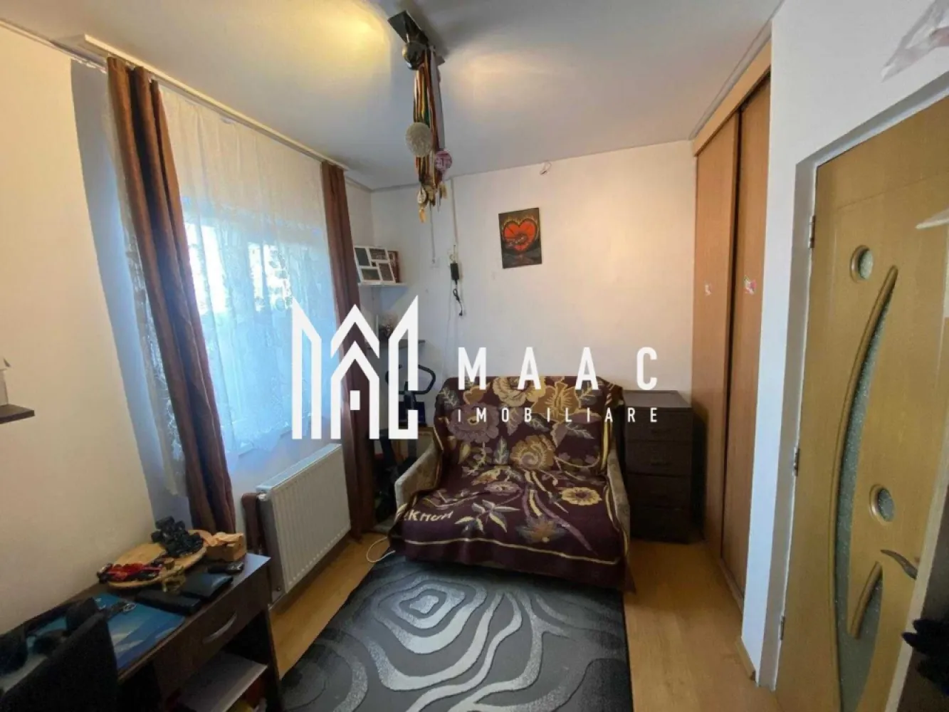 Apartament 3 Camere I Etaj Intermediar I Pivnita I Gusterita - Apartament decomandat 3 camere compus din: - living cu bucatarie - doua dormitoare - o baie cu geam - balcon de 4 m2 - pivnita ( boxa) 8 m2 -centrala proprie pe gaz Etaj 1/2 , constructie de caramida din 2011, zona Panoramic Garden, zona linistita Se vinde partial mobilat Se vinde un apartament cu 3 camere decomandat, situat la etajul 1 din 2, în zona Gusterita. Locuința este bine compartimentata, oferind spațiu bine organizat și o compartimentare practică. Compartimentare: Bucătărie open space Baie cu geam de aerisire Dormitor cu ieșire în balcon Dormitor Detalii importante: Suprafață bine distribuită Compartimentare complet decomandată Poziție excelentă: aproape de mijloace de transport, supermarketuri, școli, farmacii și alte puncte de interes Acest apartament este ideal pentru familii sau pentru cei care își doresc un spațiu bine împărțit, într-o zonă foarte accesibilă. Pentru informati si vizionari:ID: CP2862062 }}