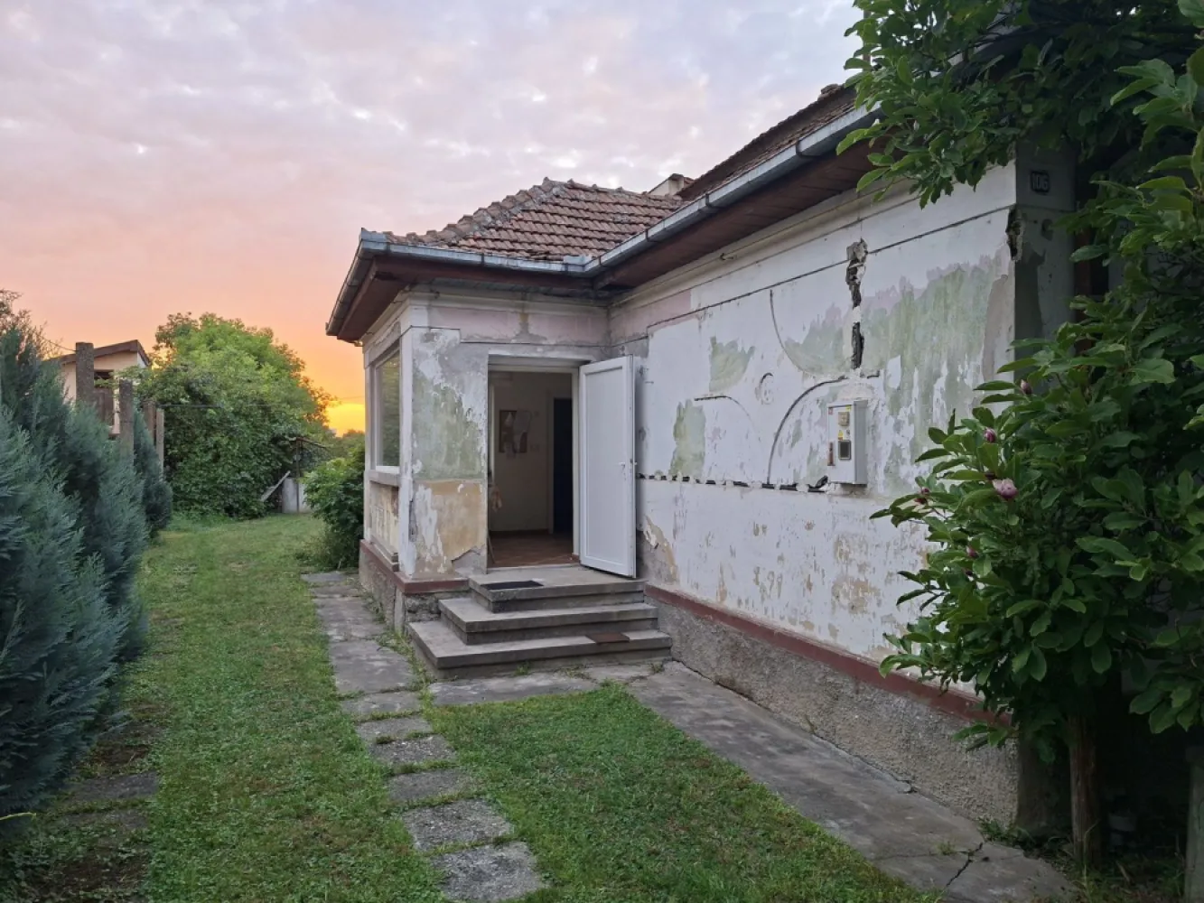 BRASADAS vinde casa individuala 2 cam teren 6 ari Titulescu. - Agenția imobiliara BRASADAS vinde casa individuala cu camere și teren aferent de 600mp in zona Titulescu 
Casa a fost construita in 1968 din piatra la fundatie si pereții din caramida si vaioaga.
Se poate întra cu mașina.
Terenul aferent poate fi mărit pana la 2.356mp.
www.brasadas.com.