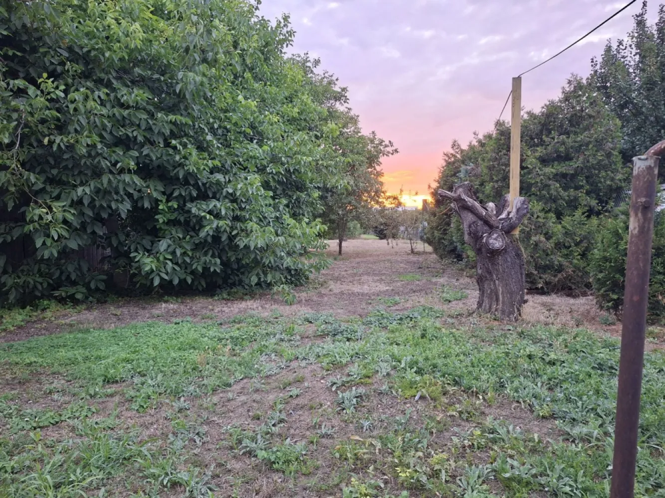 BRASADAS vinde casa individuala 2 cam teren 6 ari Titulescu. - Agenția imobiliara BRASADAS vinde casa individuala cu camere și teren aferent de 600mp in zona Titulescu 
Casa a fost construita in 1968 din piatra la fundatie si pereții din caramida si vaioaga.
Se poate întra cu mașina.
Terenul aferent poate fi mărit pana la 2.356mp.
www.brasadas.com.