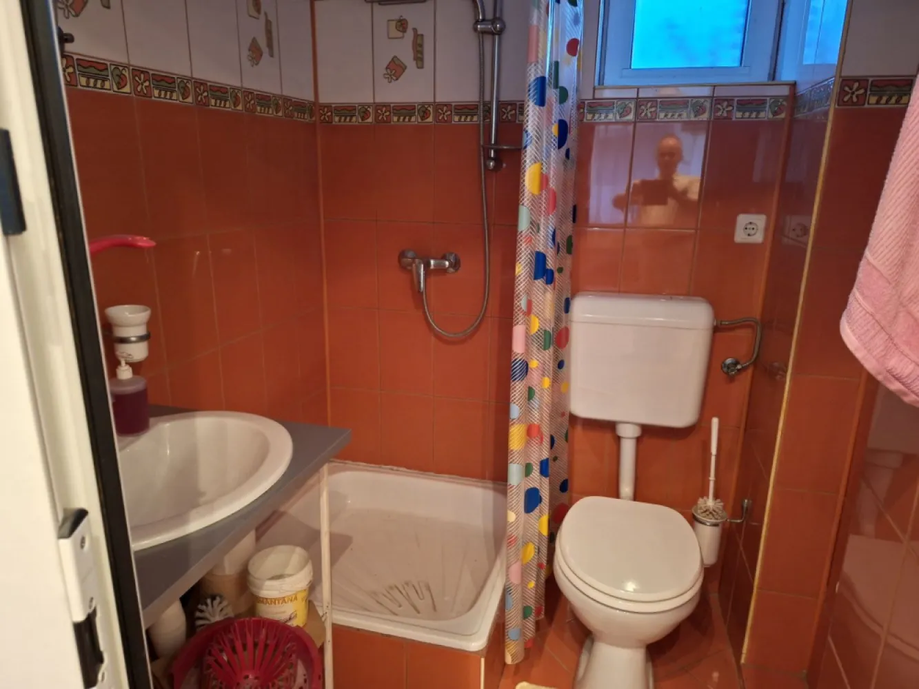 BRASADAS vinde casa individuala 2 cam teren 6 ari Titulescu. - Agenția imobiliara BRASADAS vinde casa individuala cu camere și teren aferent de 600mp in zona Titulescu 
Casa a fost construita in 1968 din piatra la fundatie si pereții din caramida si vaioaga.
Se poate întra cu mașina.
Terenul aferent poate fi mărit pana la 2.356mp.
www.brasadas.com.