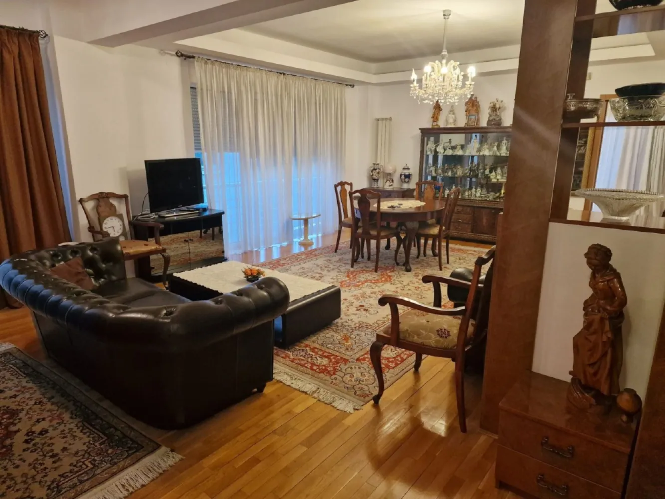Ag BRASADAS închiriază ap 2 cam 86mp Etaj 2/3 zona ROMANA. - Agenția BRASADAS închiriază apartament mobila si utilat cu doua camere (transformat din trei camere) la etajul 2/3 cu lift în zona ROMANA.
Apartamentul are suprafata utila de 86mp. 
Bucatarie inchisa, aer conditionat, doua grupuri sanitare, centrala proprie si la cerere garaj subteran.
Www.brasadas.com.