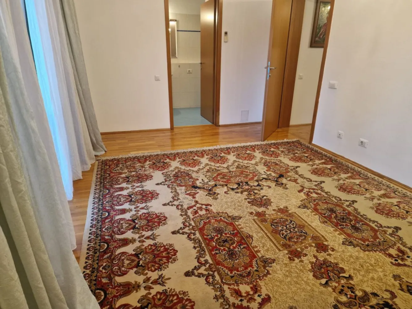 Ag BRASADAS închiriază ap 2 cam 86mp Etaj 2/3 zona ROMANA. - Agenția BRASADAS închiriază apartament mobila si utilat cu doua camere (transformat din trei camere) la etajul 2/3 cu lift în zona ROMANA.
Apartamentul are suprafata utila de 86mp. 
Bucatarie inchisa, aer conditionat, doua grupuri sanitare, centrala proprie si la cerere garaj subteran.
Www.brasadas.com.