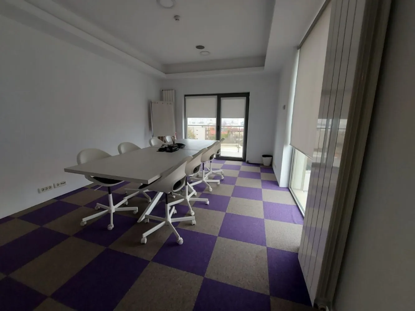 Ag BRASADAS închiriază BIROU 171mp Et 6 si 7 zona ROMANA. - Agenția BRASADAS închiriază spatiu pentru BIROU etajele 6 si 7 tip DUPLEX, suprafata utila de 171mp si terasa 196mp cu vedere panoramică, aer conditionat si centrala termica proprie. 
Suprafata utila este 171mp si terasa 196mp.
Se inchiriaza semimobilat cu finisaje moderne si 2 grupuri sanitare, personal la poarta pentru corespondența, locuri de parcare tip Klaus.