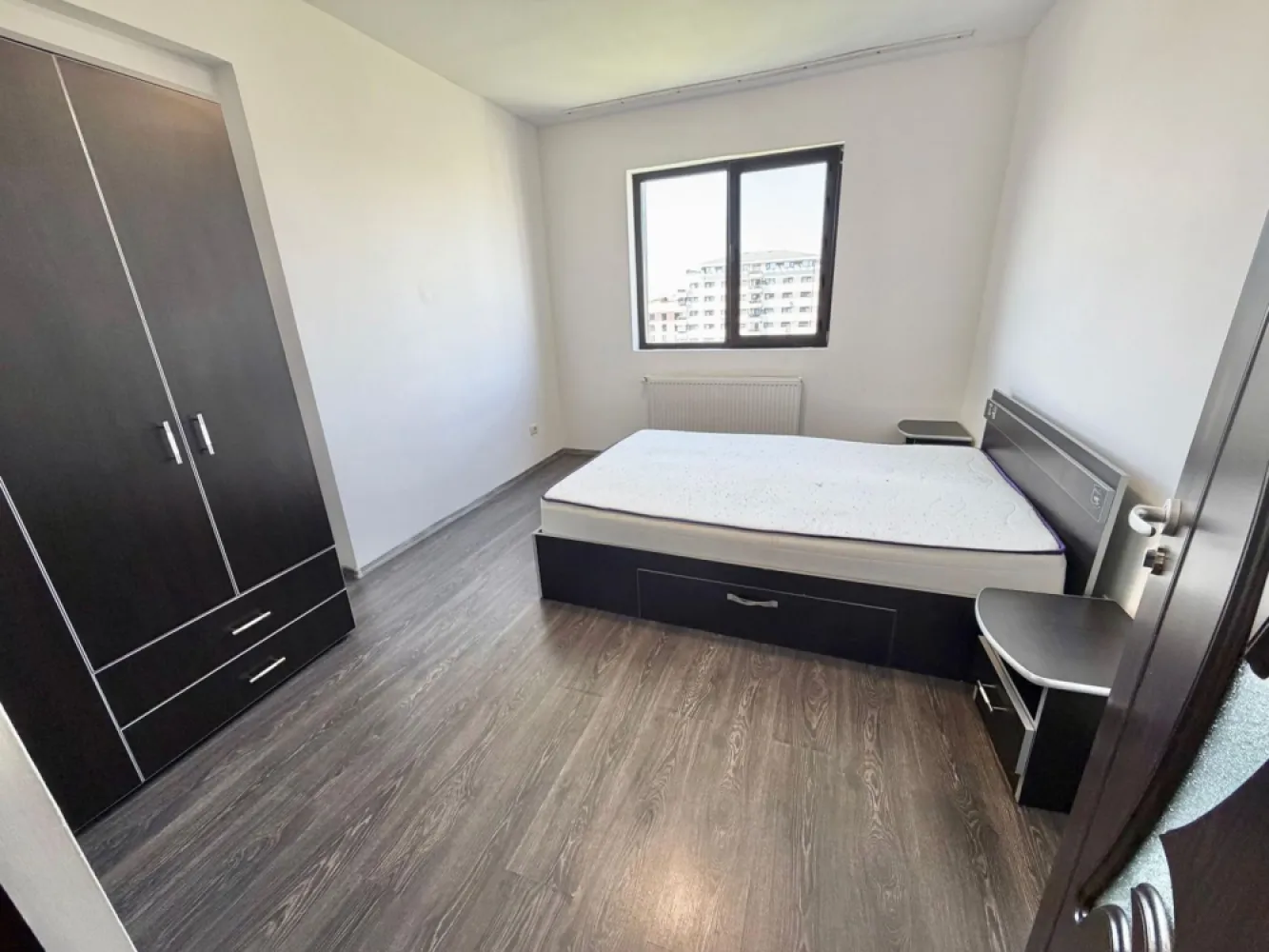 Apartament 3 camere Militari Residence mobilat si utilat - Vă prezentăm un apartament cu 3 camere, decomandat, situat pe strada Rezervelor nr. 79, în cartierul Militari Residence, chiar lângă Lidl – o locație excelentă pentru confortul zilnic 

Situat la etajul 6 din 7, apartamentul oferă o priveliște plăcută și multă lumină naturală, fiind ideal pentru o familie care își dorește spațiu și funcționalitate 

Detalii proprietate:
• 3 camere spațioase 
• 2 băi 
• Compartimentare decomandată – eficiență și intimitate 
• Etaj 6 din 7
• Locație: strada Rezervelor 79, lângă Lidl 

Avantaje:
• Acces imediat la supermarket (Lidl), restaurante și alte facilități 
• Aproape de mijloace de transport în comun 
• Zonă dezvoltată, ideală pentru locuit sau investiție 
• Spațiu generos, potrivit pentru familie 

Un apartament echilibrat, bine poziționat, care îți oferă tot ce ai nevoie pentru un stil de viață confortabil 

Pentru mai multe detalii sau programarea unei vizionări, sună acum