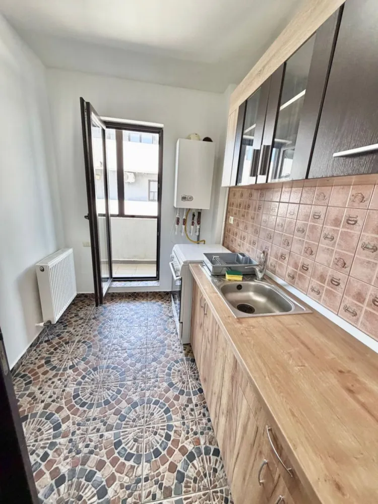 Apartament 3 camere Militari Residence mobilat si utilat - Vă prezentăm un apartament cu 3 camere, decomandat, situat pe strada Rezervelor nr. 79, în cartierul Militari Residence, chiar lângă Lidl – o locație excelentă pentru confortul zilnic 

Situat la etajul 6 din 7, apartamentul oferă o priveliște plăcută și multă lumină naturală, fiind ideal pentru o familie care își dorește spațiu și funcționalitate 

Detalii proprietate:
• 3 camere spațioase 
• 2 băi 
• Compartimentare decomandată – eficiență și intimitate 
• Etaj 6 din 7
• Locație: strada Rezervelor 79, lângă Lidl 

Avantaje:
• Acces imediat la supermarket (Lidl), restaurante și alte facilități 
• Aproape de mijloace de transport în comun 
• Zonă dezvoltată, ideală pentru locuit sau investiție 
• Spațiu generos, potrivit pentru familie 

Un apartament echilibrat, bine poziționat, care îți oferă tot ce ai nevoie pentru un stil de viață confortabil 

Pentru mai multe detalii sau programarea unei vizionări, sună acum