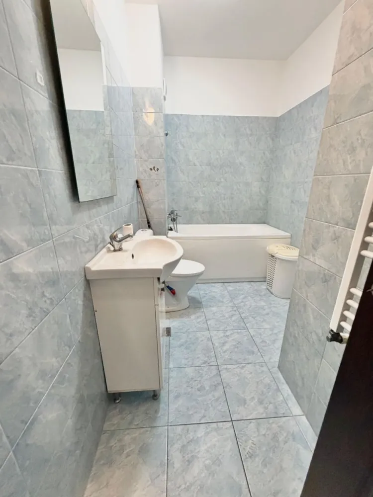 Apartament 3 camere Militari Residence mobilat si utilat - Vă prezentăm un apartament cu 3 camere, decomandat, situat pe strada Rezervelor nr. 79, în cartierul Militari Residence, chiar lângă Lidl – o locație excelentă pentru confortul zilnic 

Situat la etajul 6 din 7, apartamentul oferă o priveliște plăcută și multă lumină naturală, fiind ideal pentru o familie care își dorește spațiu și funcționalitate 

Detalii proprietate:
• 3 camere spațioase 
• 2 băi 
• Compartimentare decomandată – eficiență și intimitate 
• Etaj 6 din 7
• Locație: strada Rezervelor 79, lângă Lidl 

Avantaje:
• Acces imediat la supermarket (Lidl), restaurante și alte facilități 
• Aproape de mijloace de transport în comun 
• Zonă dezvoltată, ideală pentru locuit sau investiție 
• Spațiu generos, potrivit pentru familie 

Un apartament echilibrat, bine poziționat, care îți oferă tot ce ai nevoie pentru un stil de viață confortabil 

Pentru mai multe detalii sau programarea unei vizionări, sună acum