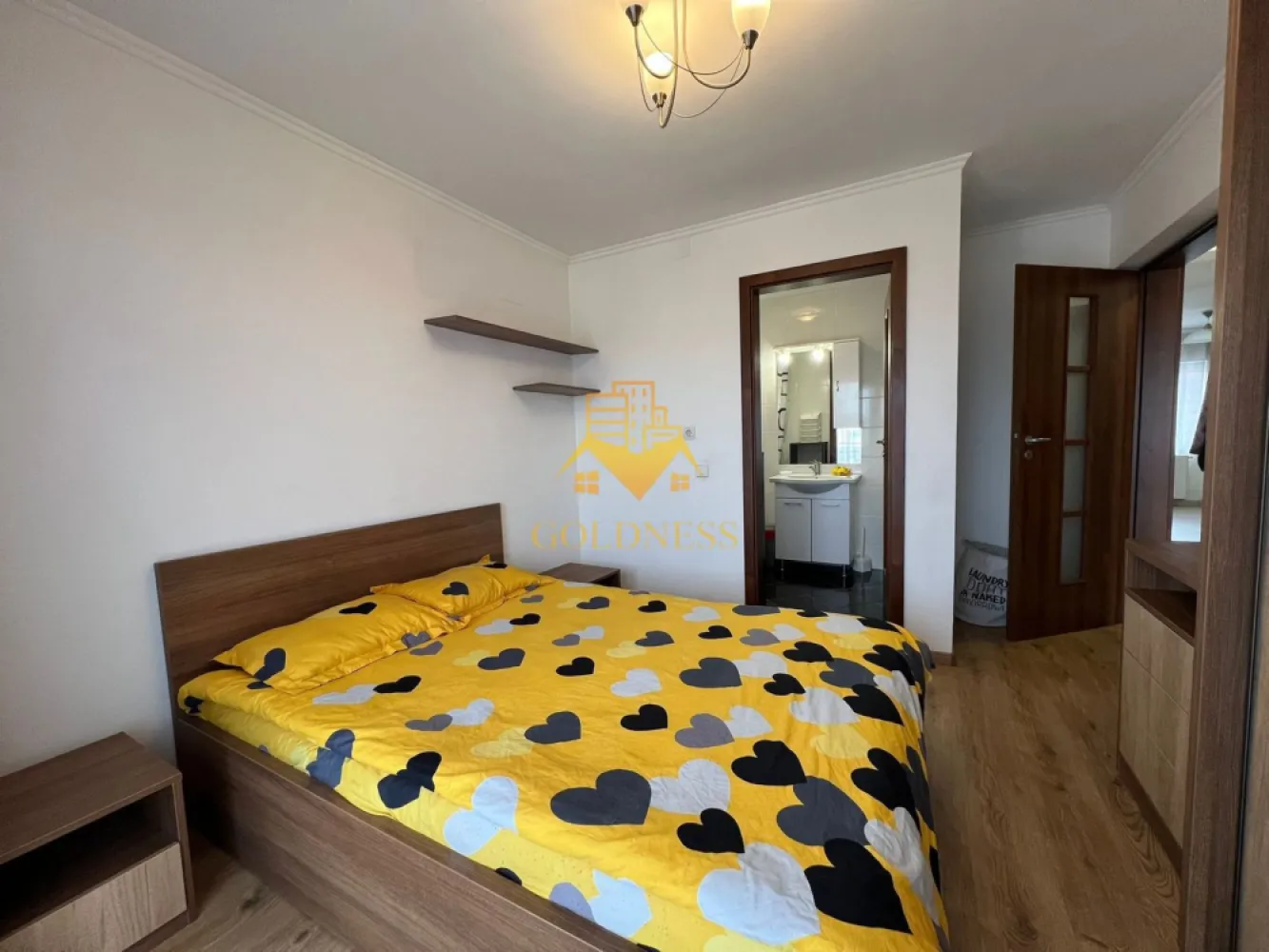 3 Camere, 2 Parcari, Pet Friendly, Cartier Zorilor, M.Eliade, UMF - GOLDNESS Imobiliare vă propune spre închiriere un apartament cu 3 camere semidecomandate complet mobilat și utilat, la etajul 3 într-un imobil de 4 etaje, în Cartierul Zorilor, Zona Clinica Ro-Neuro.
Dispune de 2 locuri de parcare - unul subteran si unul extrateran!
Se află în apropierea stațiilor de transport în comun, magazine, restaurante, spații verzi, farmacii, etc. 
Se accepta animale de talie mica! 

Apartamentul este compartimentat astfel:
 - dormitor cu pat matrimonial, dressing, noptiere, baie proprie cu vana
 - dormitor cu o canapea extensibila si spatii de depozitare
 - living cu bucatarie open space complet utilată și mobilată, canapea extensibilă, loc de servit masa 
 -1 baie cu cabina de dus, calorifer port prosop și dulap pentru depozitare.
 - 2 balcoane de 10 mp.

Imobilul este dotat cu toate cele necesare- centrală proprie, frigider, aragaz, hotă, mașină de spălat haine, masina de spalat vase, aer conditionat, etc. 

Dacă sunteți interesați de acest apartament și doriți să îl vizionați, dar și pentru alte oferte nu ezitați să ne contactați telefonic sau prin e-mail. Vă stăm la dispoziție!
Pentru intermediere se percepe un comision de 50% din prețul chiriei!