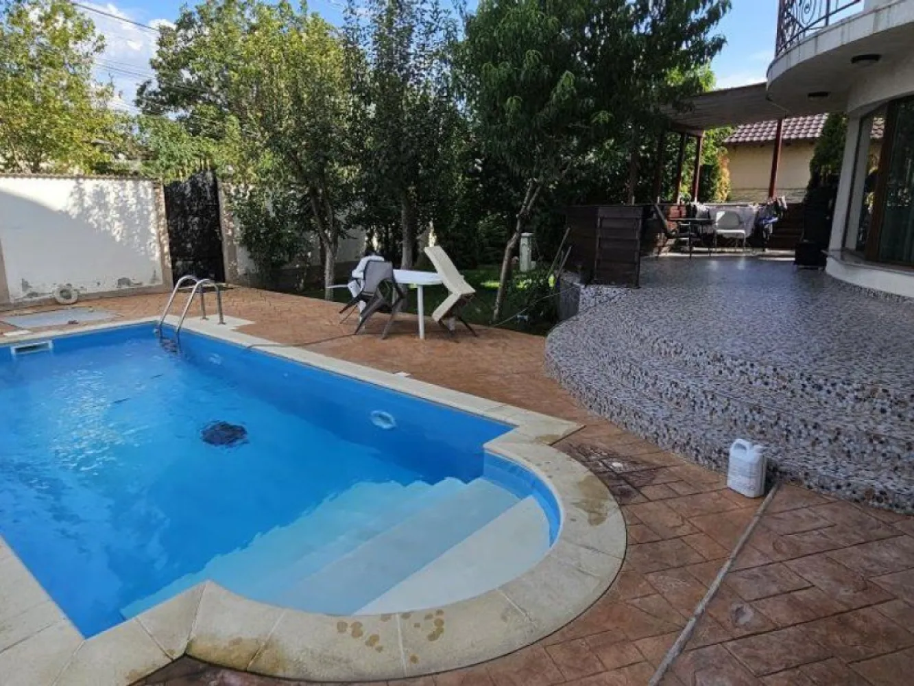 Glina vila noua 6 camere cu piscina - K Imobiliare propune spre vanzare in zona Glina , zona buna , vila constructie 2019 , P+1+M , suprafata 340 mp , teren 560 mp , 6 camere , 2 dormitoare matrimoniale , 4 bai , 2 balcoane , o terasa , mansarada open space neamenajata , piscina incalzita .