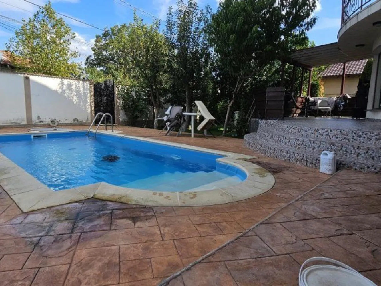 Glina vila noua 6 camere cu piscina - K Imobiliare propune spre vanzare in zona Glina , zona buna , vila constructie 2019 , P+1+M , suprafata 340 mp , teren 560 mp , 6 camere , 2 dormitoare matrimoniale , 4 bai , 2 balcoane , o terasa , mansarada open space neamenajata , piscina incalzita .