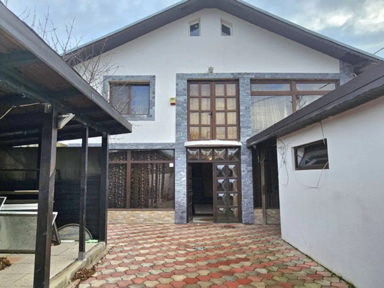 Glina vila 4 camere de vanzare - K Imobiliare propune in zona Glina vila constructie 2010 , P+1 , 4 camere , 3 dormitoare , suprafata toatala 200 mp , suprafata teren 275 mp , deschidere 12 , strada asfaltata.