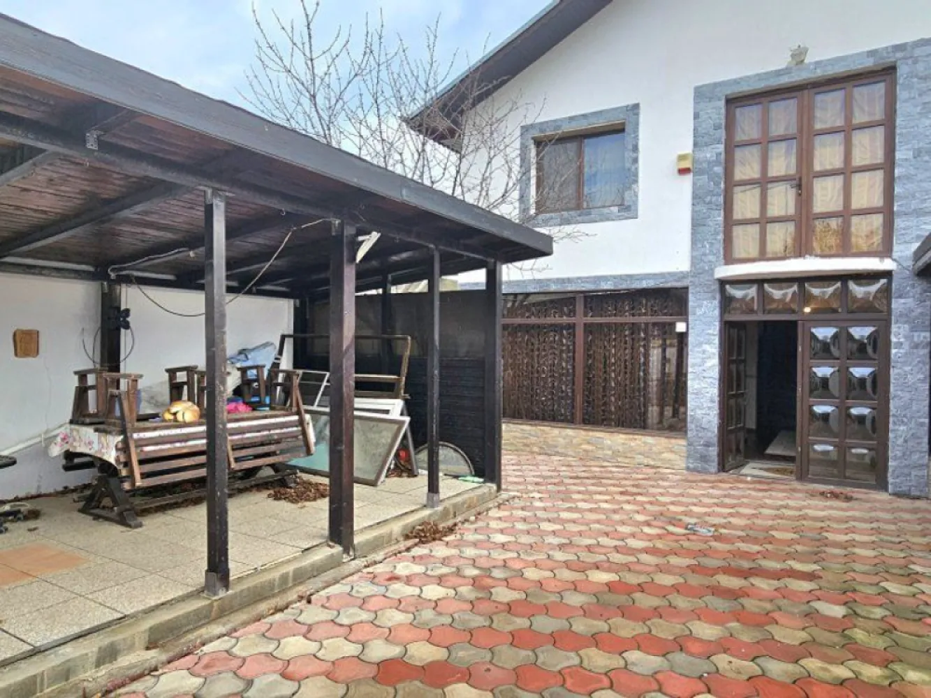 Glina vila 4 camere de vanzare - K Imobiliare propune in zona Glina vila constructie 2010 , P+1 , 4 camere , 3 dormitoare , suprafata toatala 200 mp , suprafata teren 275 mp , deschidere 12 , strada asfaltata.