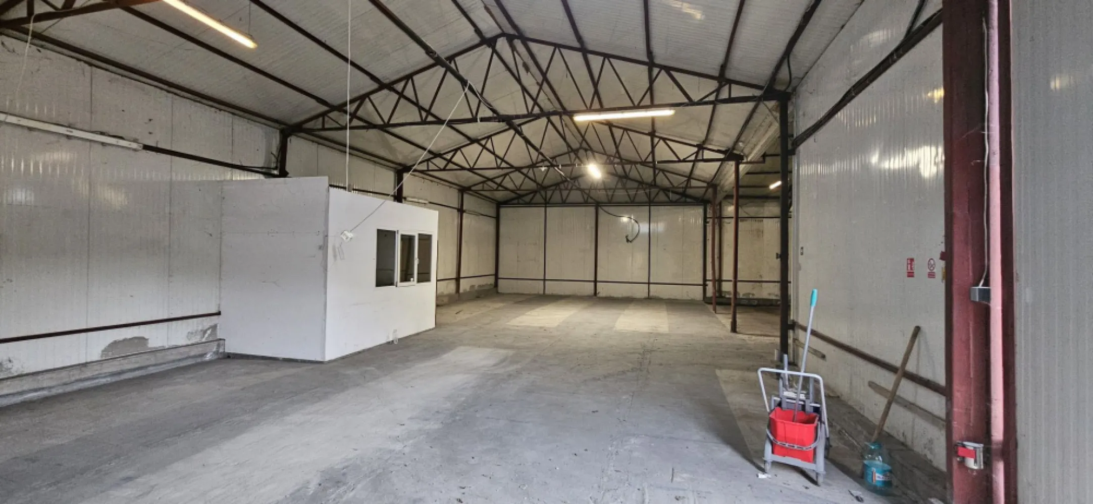 Popesti Leordeni centura hala 732 mp de inchiriat - K Imobiliare propune spre inchirere spatiu de depozitare cu acces direct din Centura Bucuresti, in localitatea Popesti Leordeni.
Hala are suprafata totala de 732mp, din care 667mp spatiu depozitare si 65mp birouri. Este construita din panouri sandwich, are inaltime 5m, latime 12m, doua usi industriale, grup sanitar.
Este situata pe platforma logistica. Exista posibilitate de parcare in curte si posibilitate de inchiriere platforma betonata.