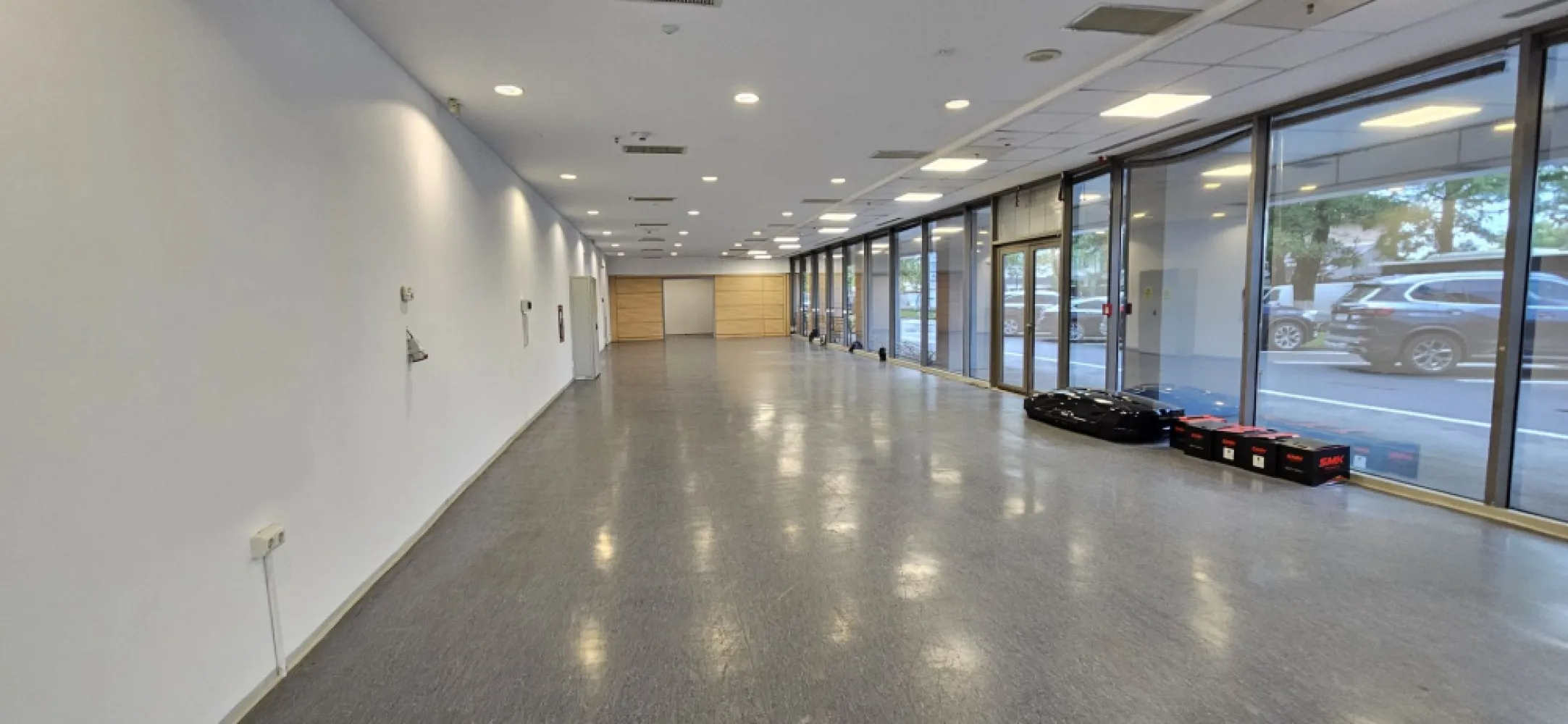 Pantelimon spatiu comercial 950 mp - K Imobiliare prezinta in zona Pantelimon antilopa spatiu comercial parter de bloc suprafata 950 mp , vitrina mare , locuri de parcare , incalzire , ventilatie , grupuri sanitare ,ISU , acces tir , rampa descarcare .